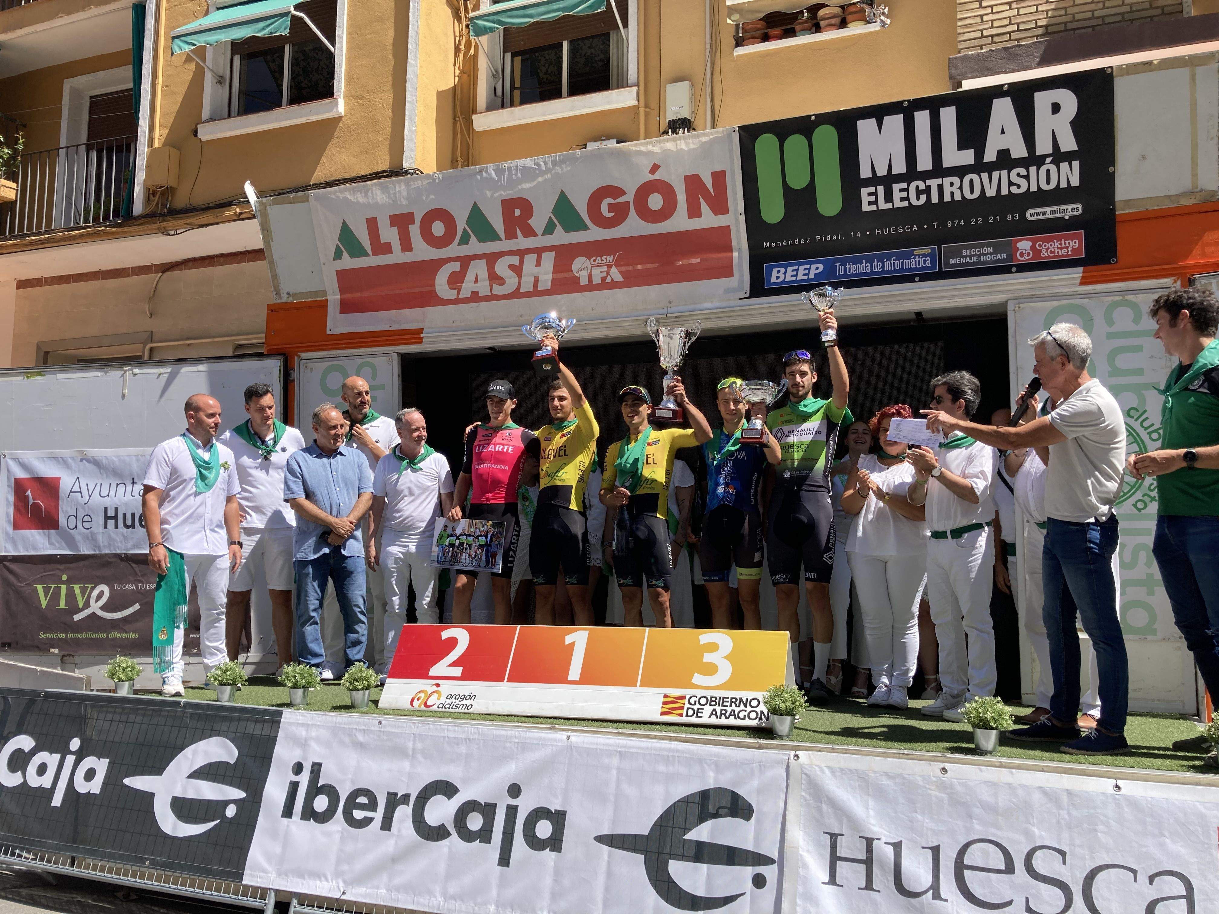 Podio con autoridades y premiados de la prueba, entre los que destacó el ganador Jason Huertas. Foto: Adrián Mora