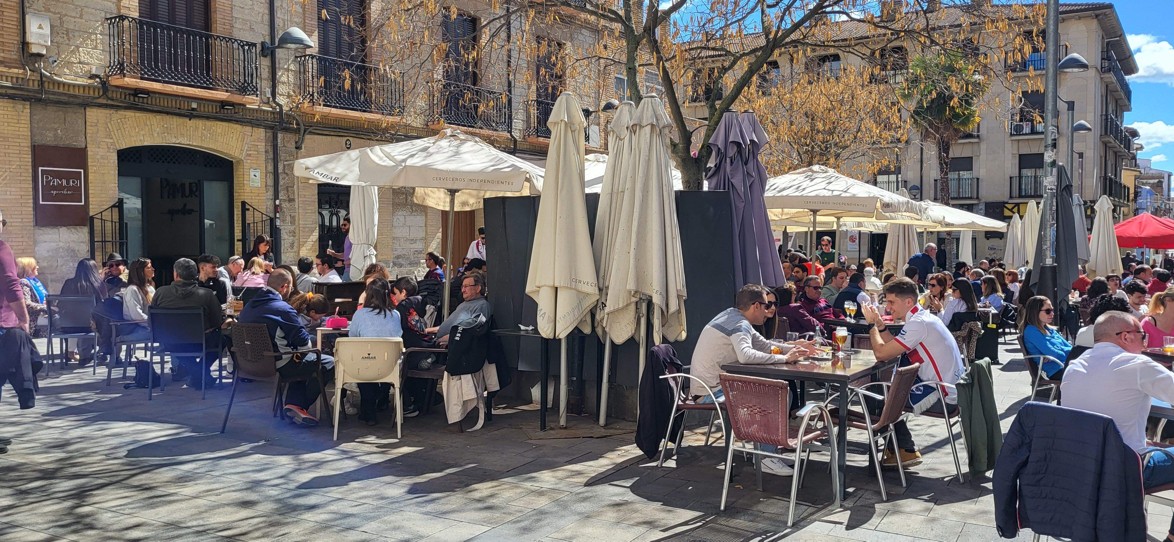  Ambiente previo al derbi del Huesca-Zaragoza en la ciudad.  Foto Mercedes Manterola