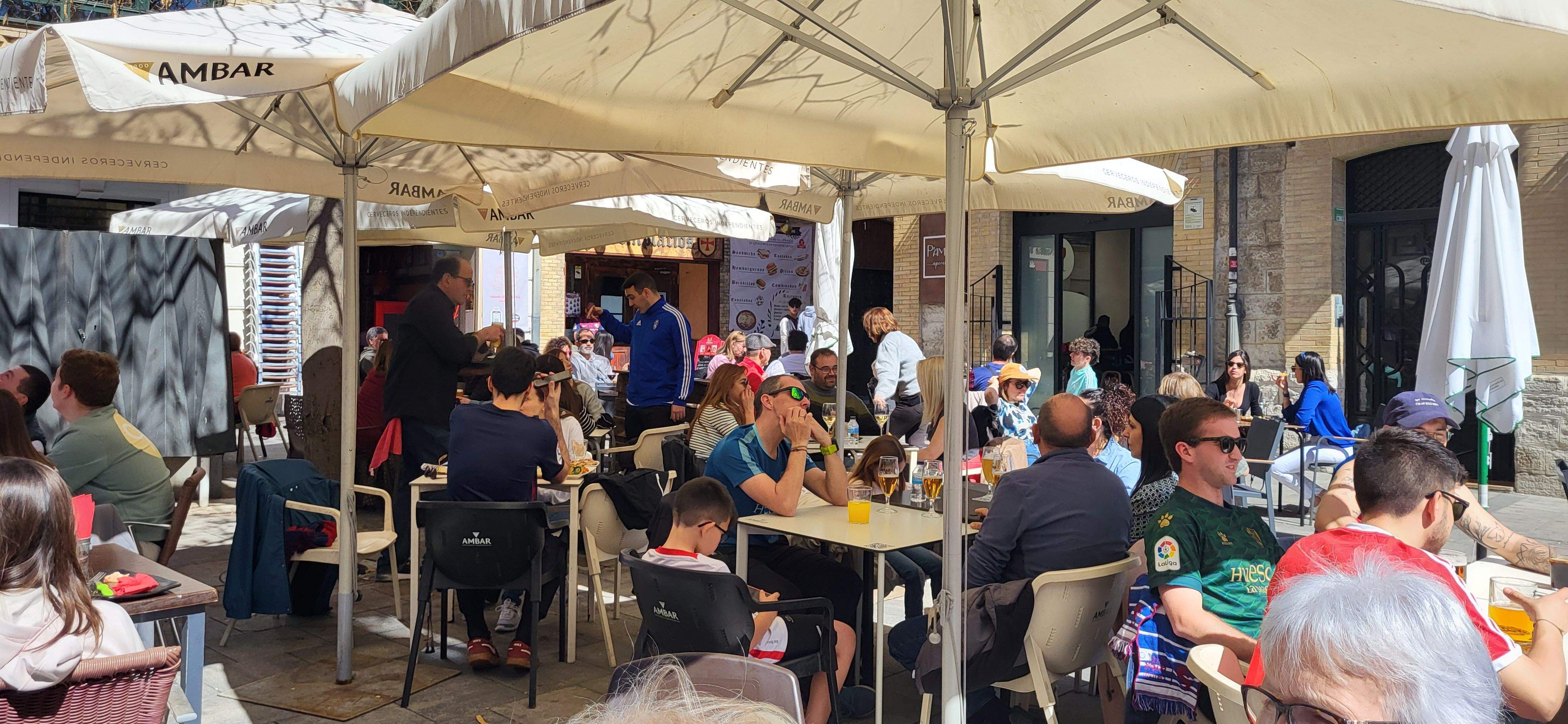  Ambiente previo al derbi del Huesca-Zaragoza en la ciudad.  Foto Mercedes Manterola