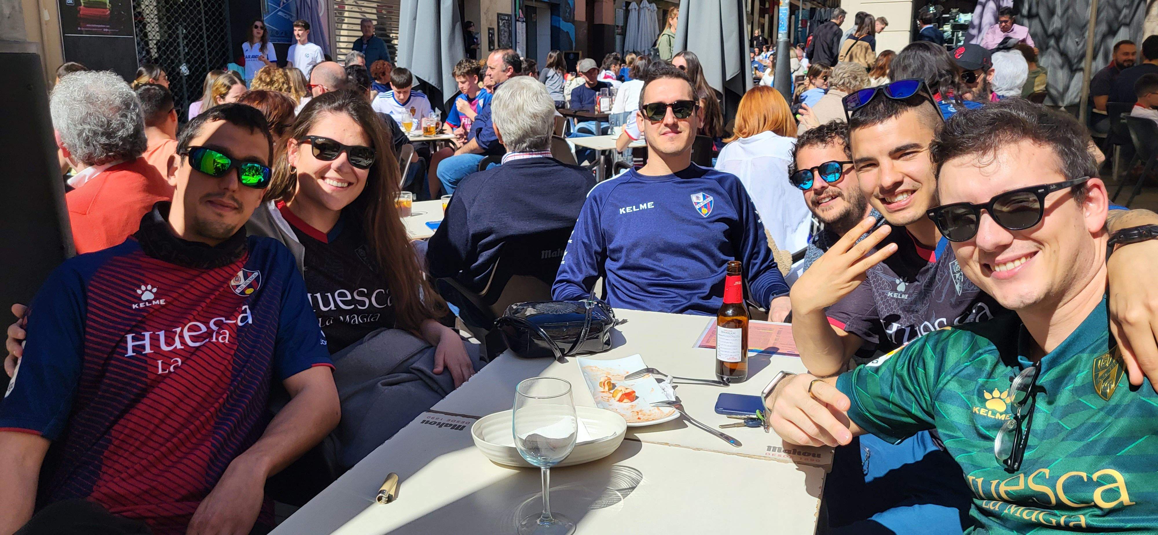  Ambiente previo al derbi del Huesca-Zaragoza en la ciudad.  Foto Mercedes Manterola