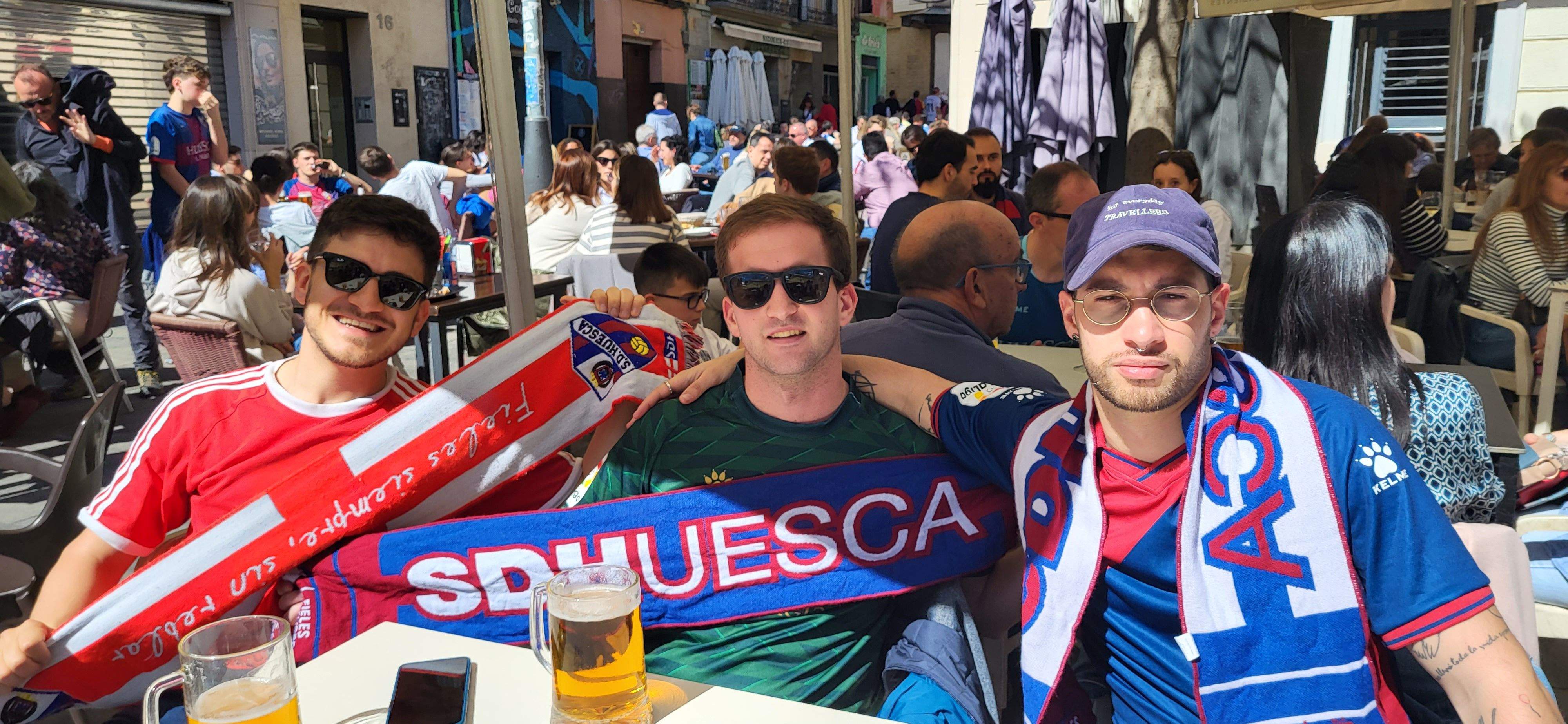  Ambiente previo al derbi del Huesca-Zaragoza en la ciudad.  Foto Mercedes Manterola