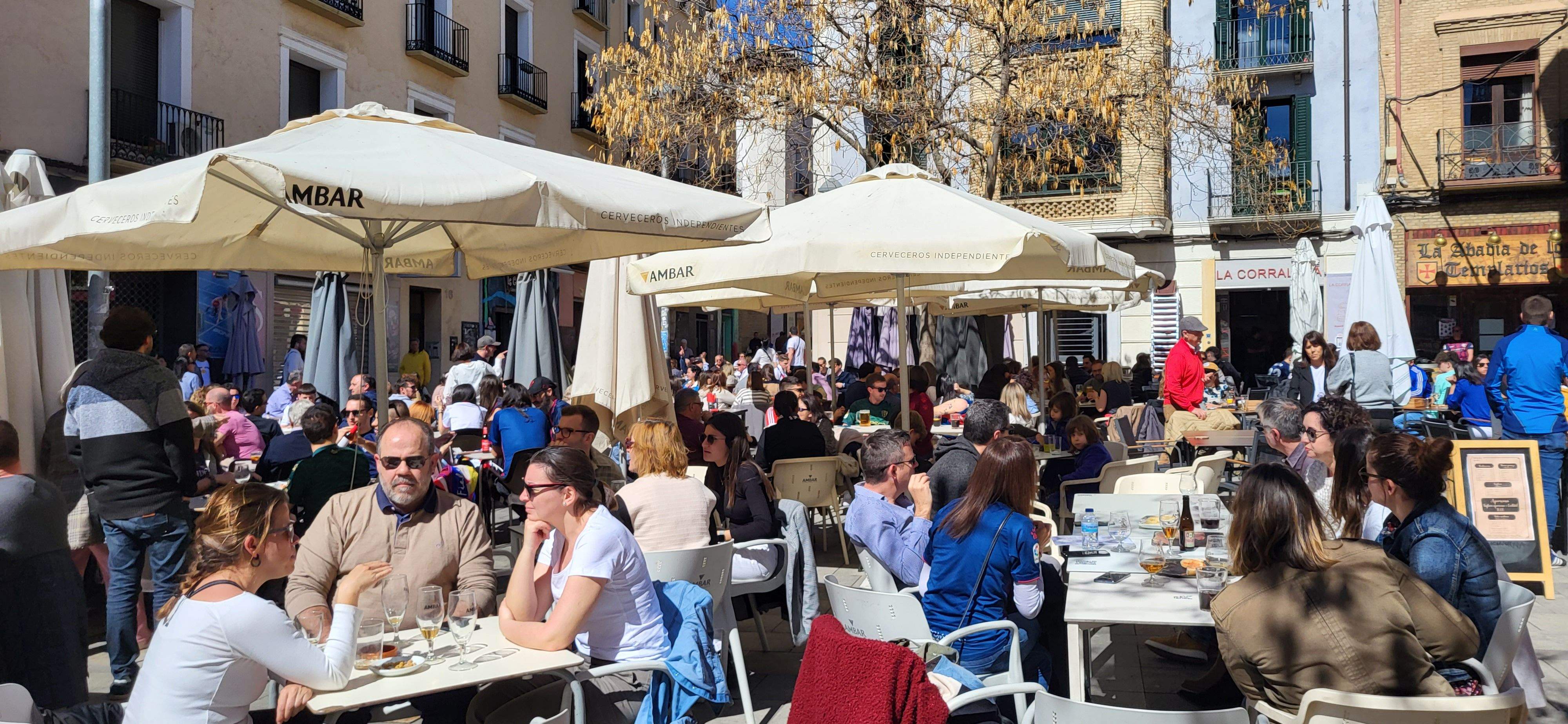  Ambiente previo al derbi del Huesca-Zaragoza en la ciudad.  Foto Mercedes Manterola