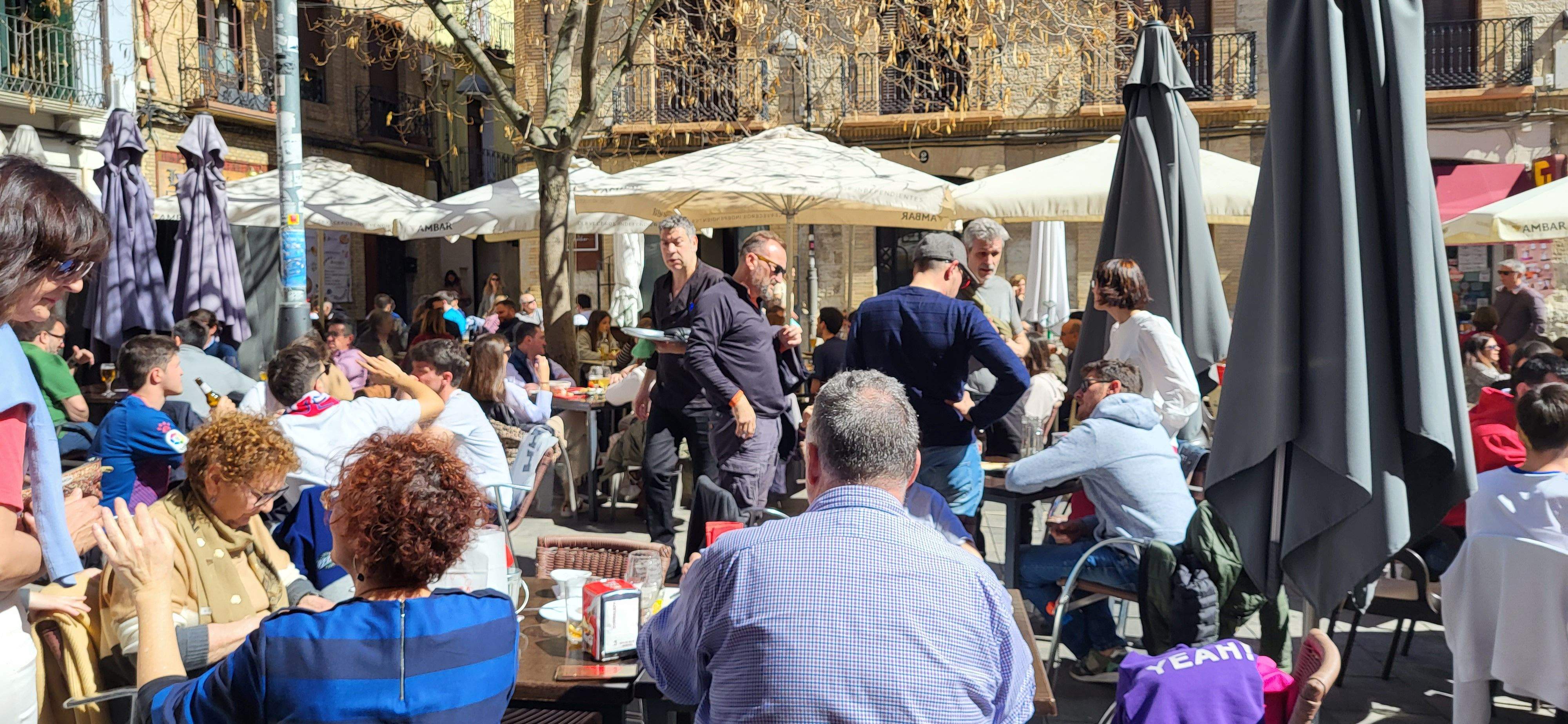  Ambiente previo al derbi del Huesca-Zaragoza en la ciudad.  Foto Mercedes Manterola