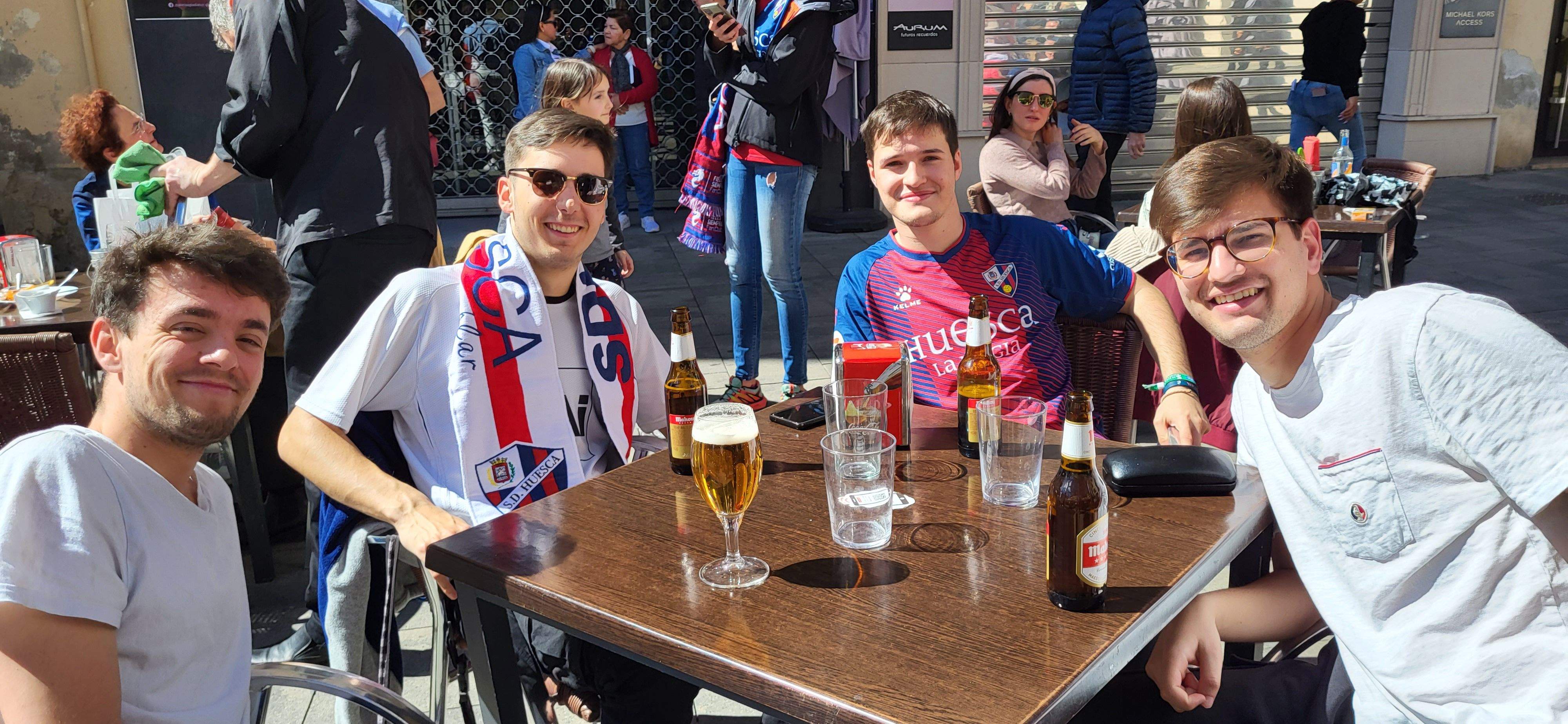  Ambiente previo al derbi del Huesca-Zaragoza en la ciudad.  Foto Mercedes Manterola
