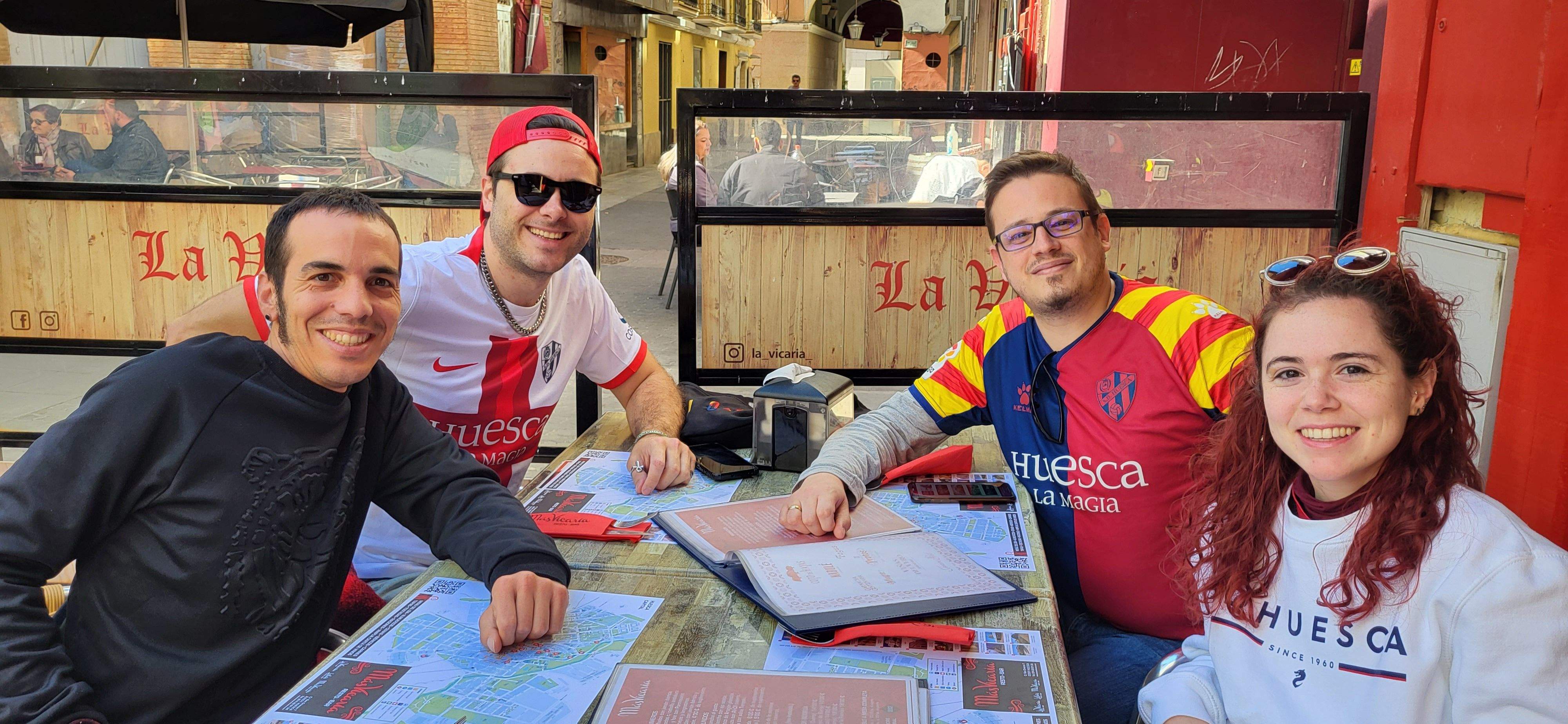  Ambiente previo al derbi del Huesca-Zaragoza en la ciudad.  Foto Mercedes Manterola