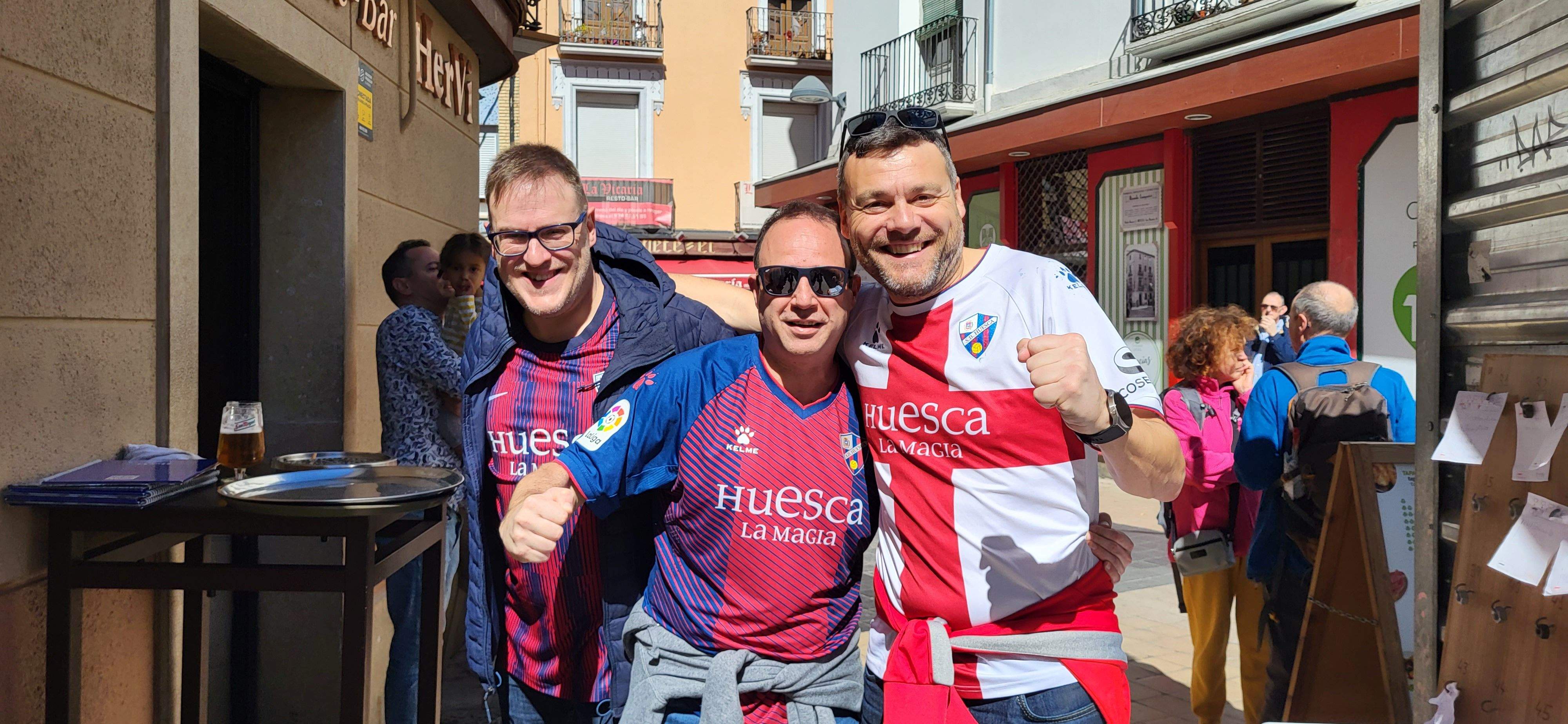  Ambiente previo al derbi del Huesca-Zaragoza en la ciudad.  Foto Mercedes Manterola