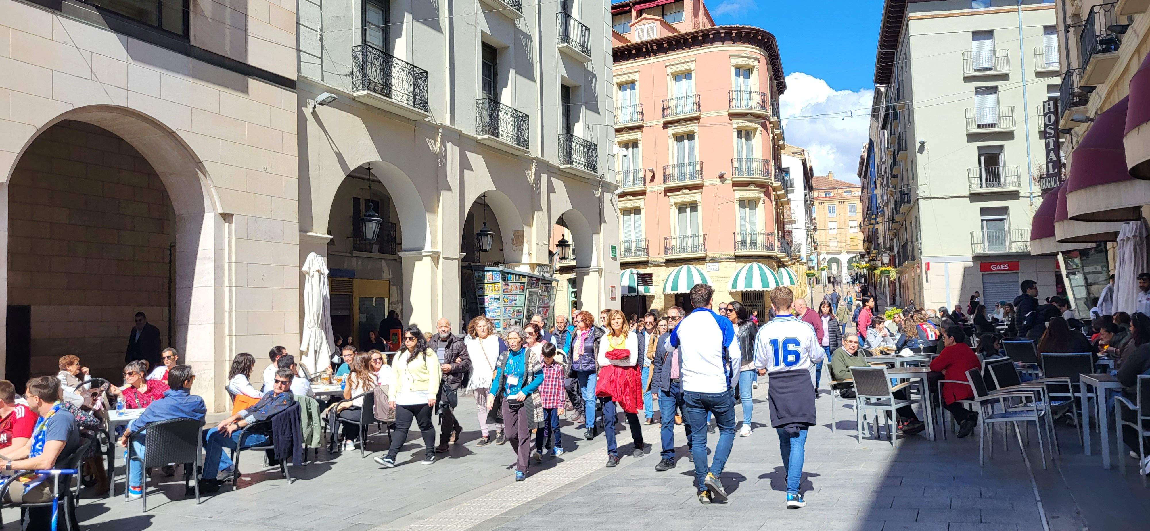  Ambiente previo al derbi del Huesca-Zaragoza en la ciudad.  Foto Mercedes Manterola