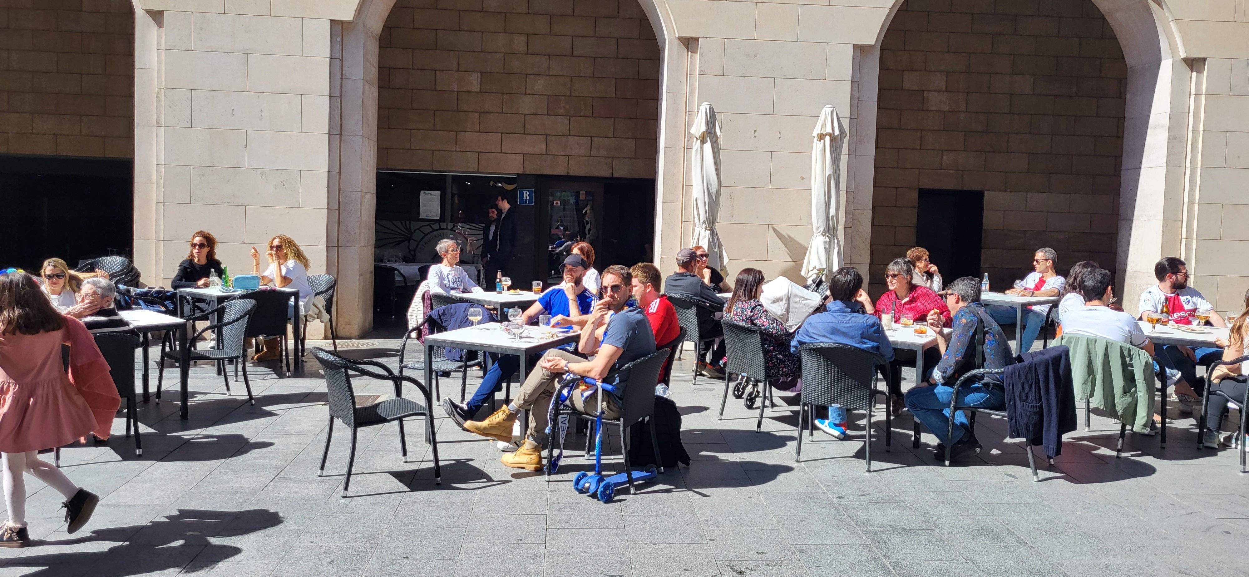  Ambiente previo al derbi del Huesca-Zaragoza en la ciudad.  Foto Mercedes Manterola