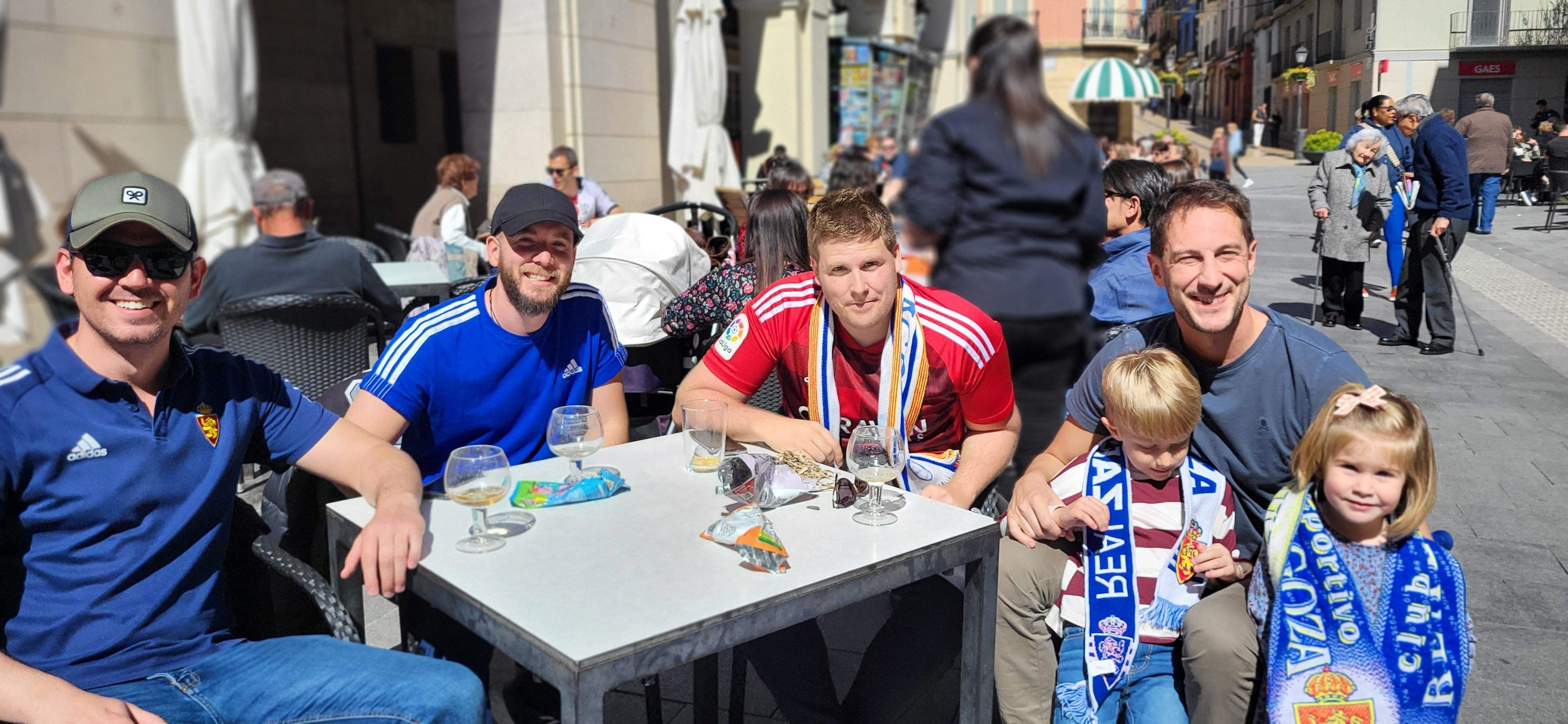  Ambiente previo al derbi del Huesca-Zaragoza en la ciudad.  Foto Mercedes Manterola
