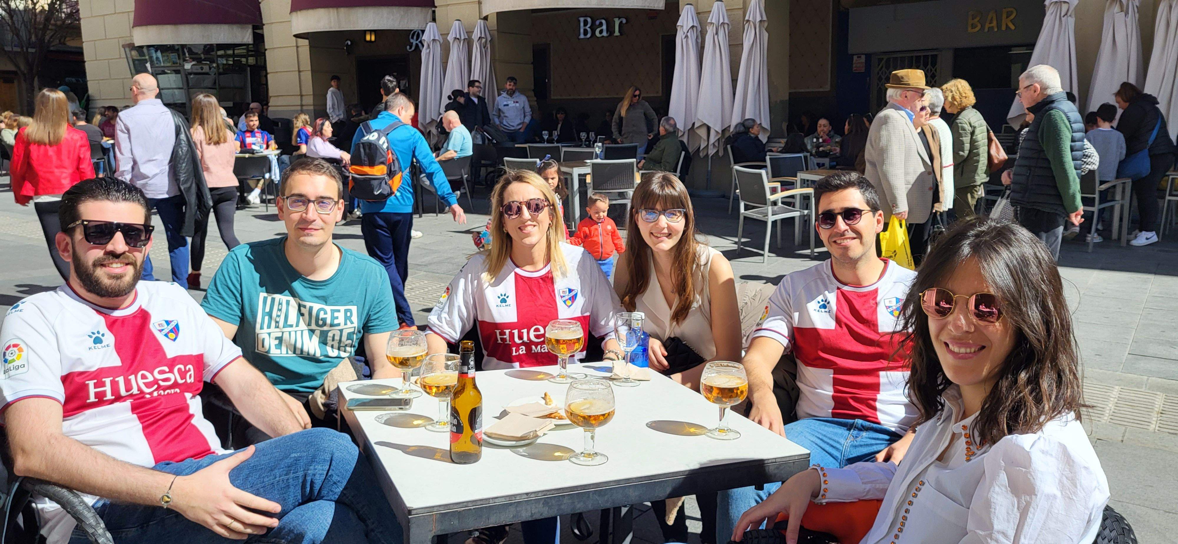  Ambiente previo al derbi del Huesca-Zaragoza en la ciudad.  Foto Mercedes Manterola
