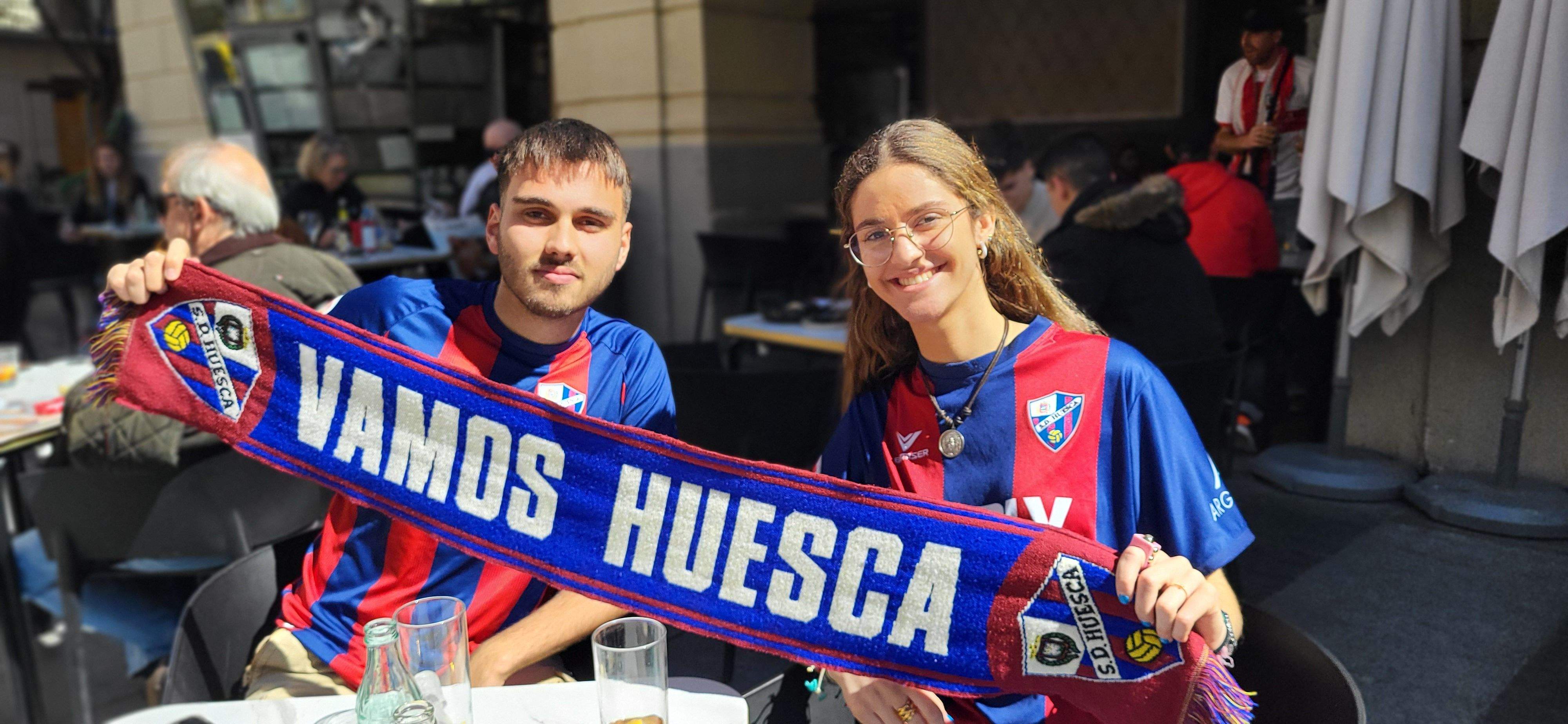  Ambiente previo al derbi del Huesca-Zaragoza en la ciudad.  Foto Mercedes Manterola