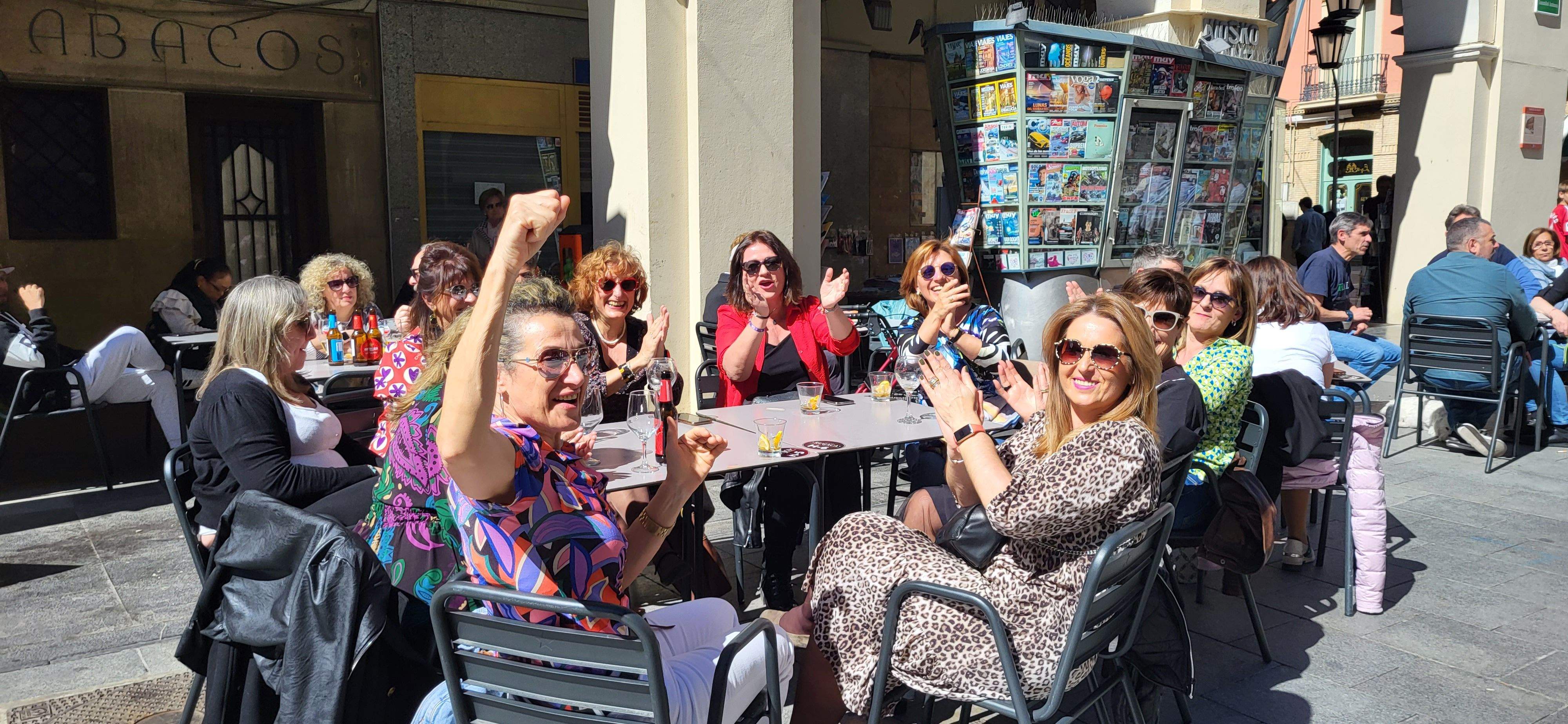  Ambiente previo al derbi del Huesca-Zaragoza en la ciudad.  Foto Mercedes Manterola