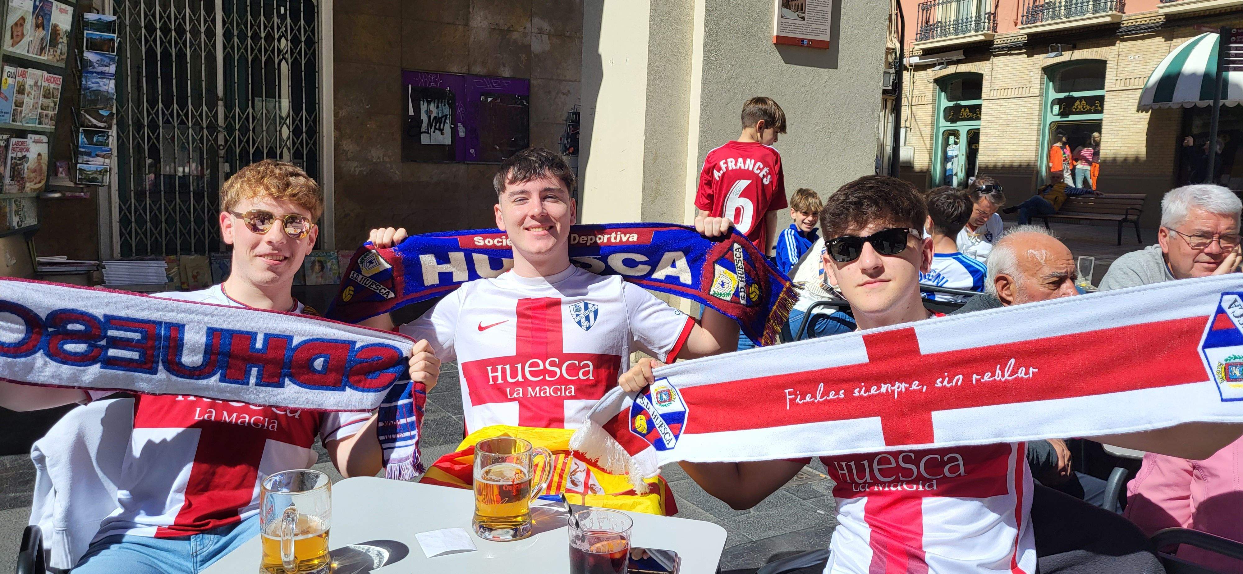  Ambiente previo al derbi del Huesca-Zaragoza en la ciudad.  Foto Mercedes Manterola