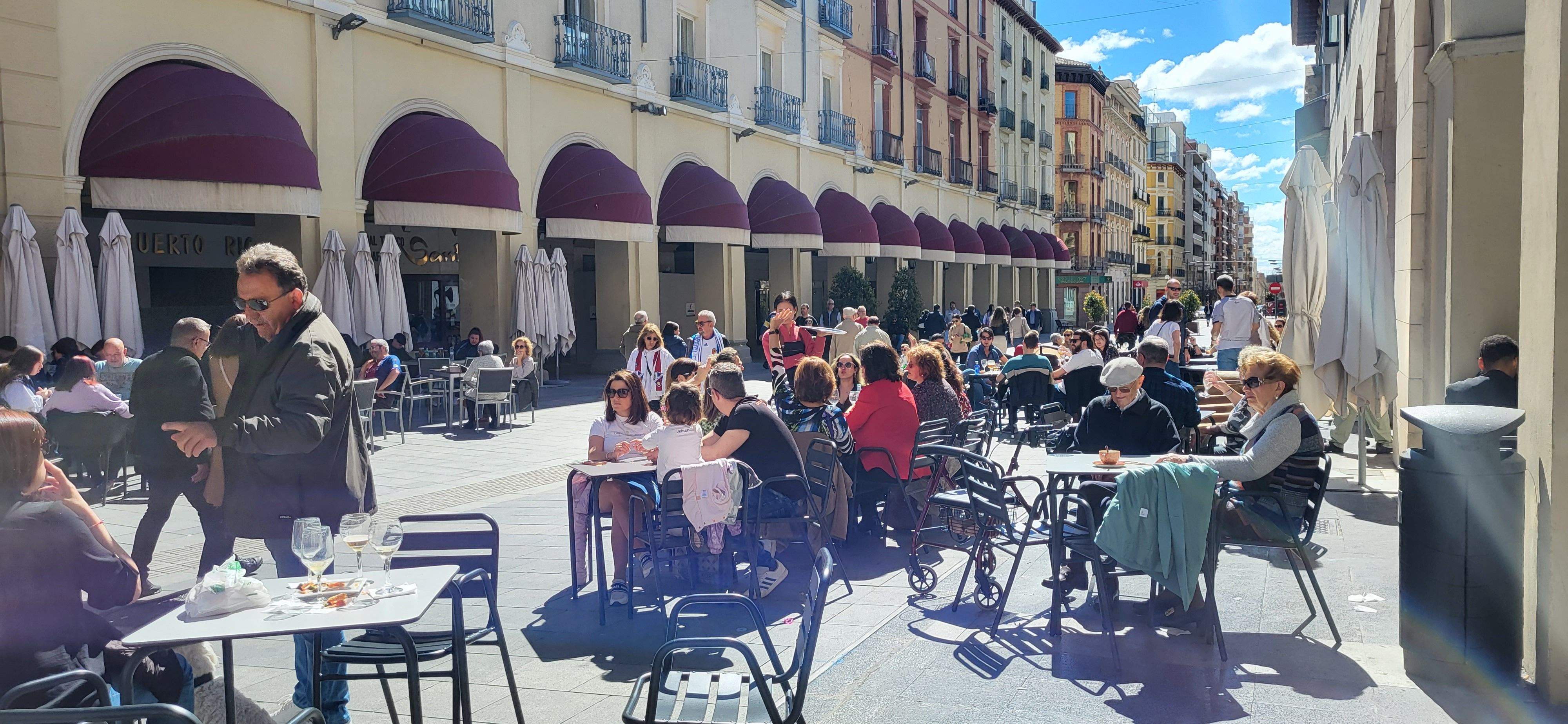  Ambiente previo al derbi del Huesca-Zaragoza en la ciudad.  Foto Mercedes Manterola