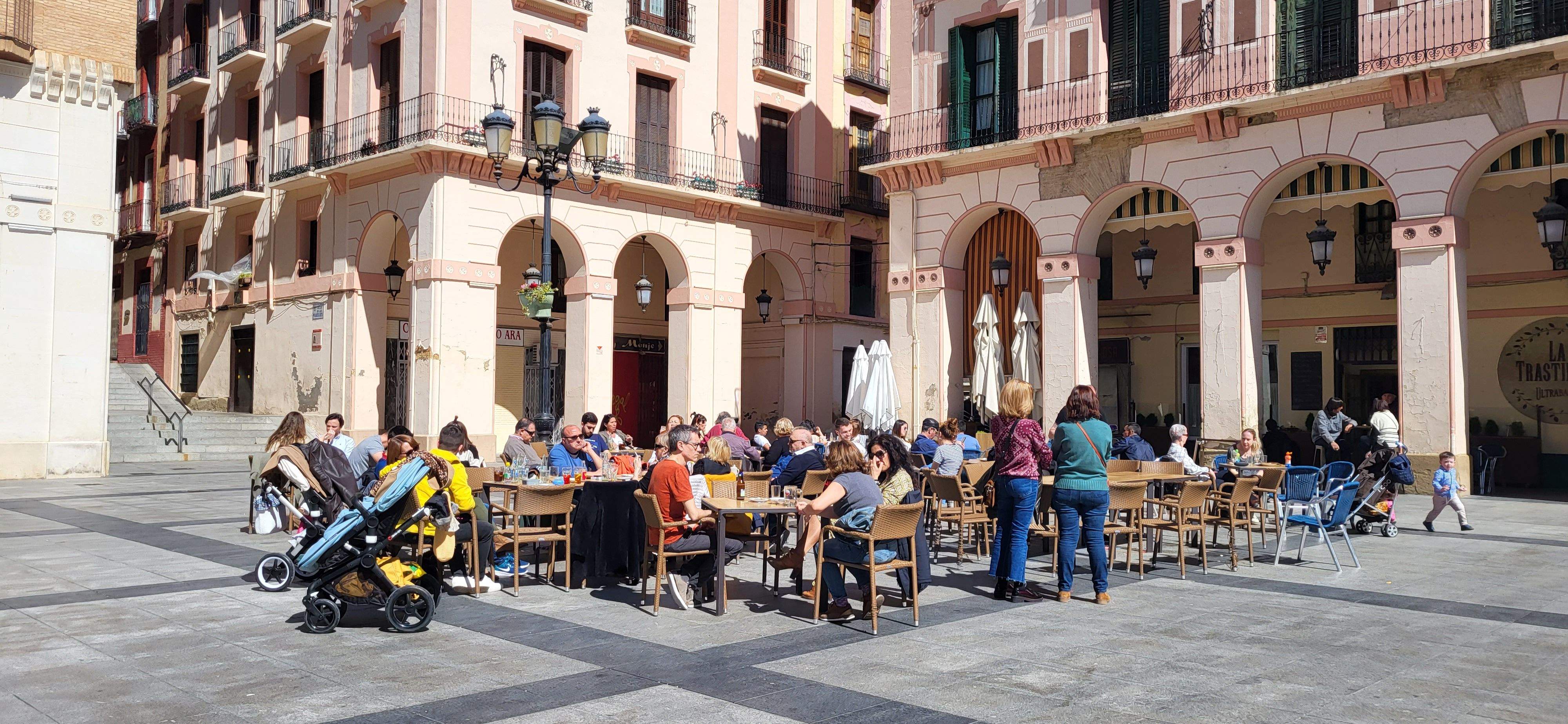Ambiente previo al derbi del Huesca-Zaragoza en la ciudad.  Foto Mercedes Manterola