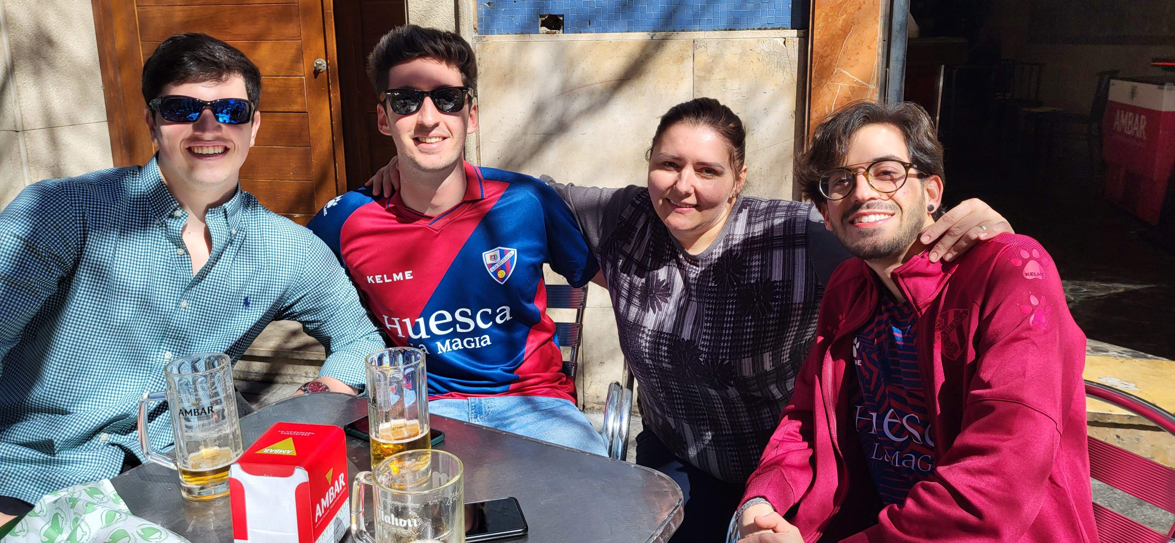  Ambiente previo al derbi del Huesca-Zaragoza en la ciudad.  Foto Mercedes Manterola