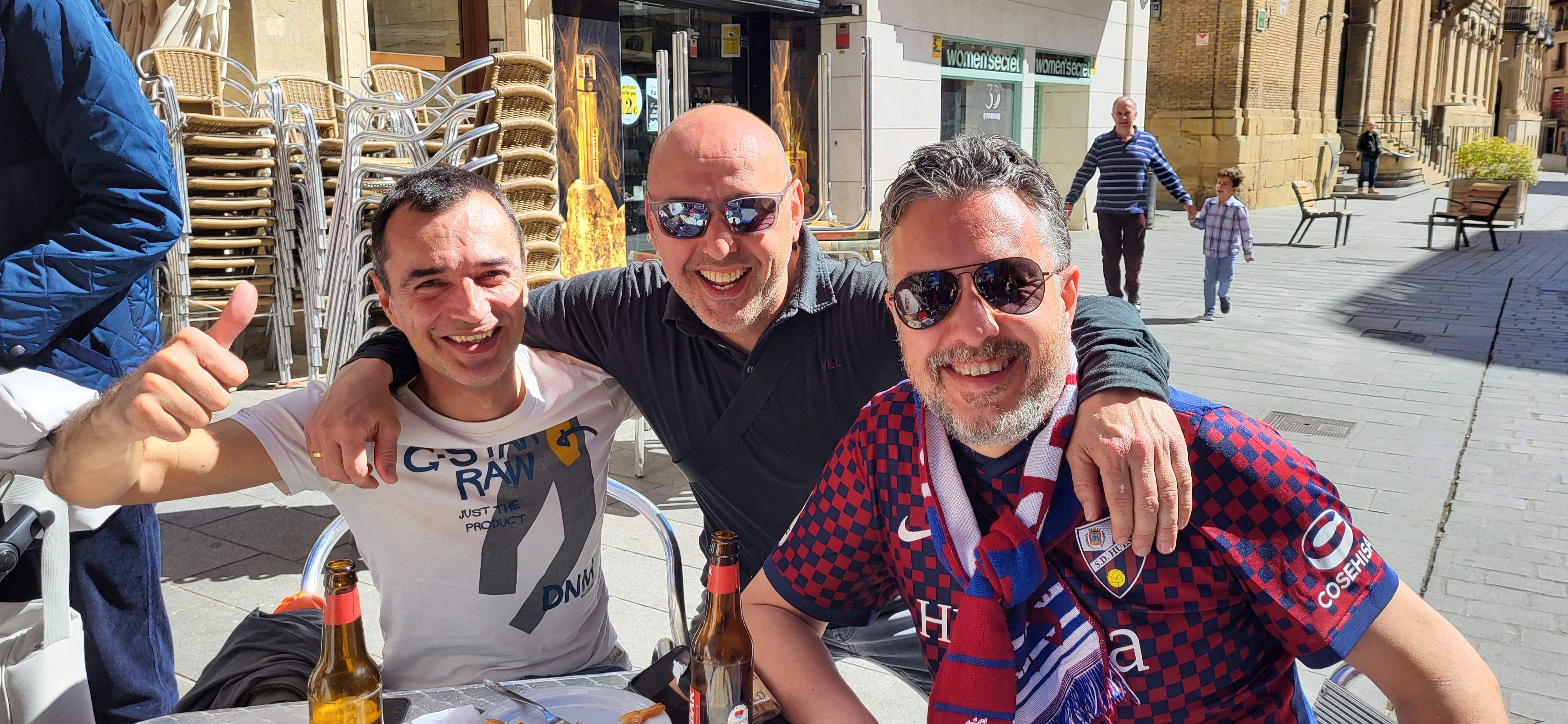  Ambiente previo al derbi del Huesca-Zaragoza en la ciudad.  Foto Mercedes Manterola