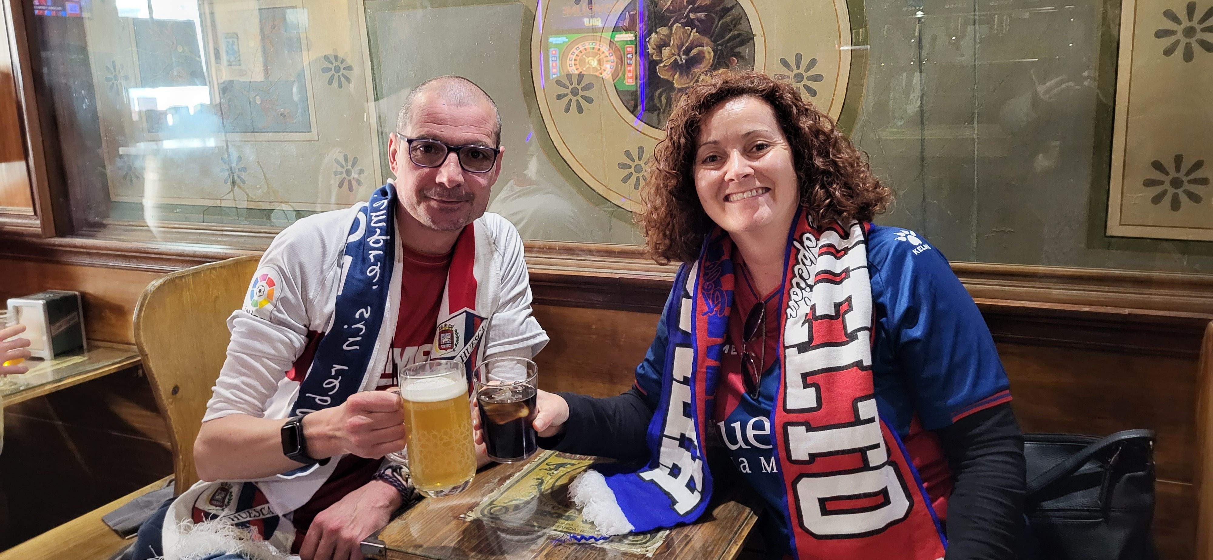  Ambiente previo al derbi del Huesca-Zaragoza en la ciudad.  Foto Mercedes Manterola