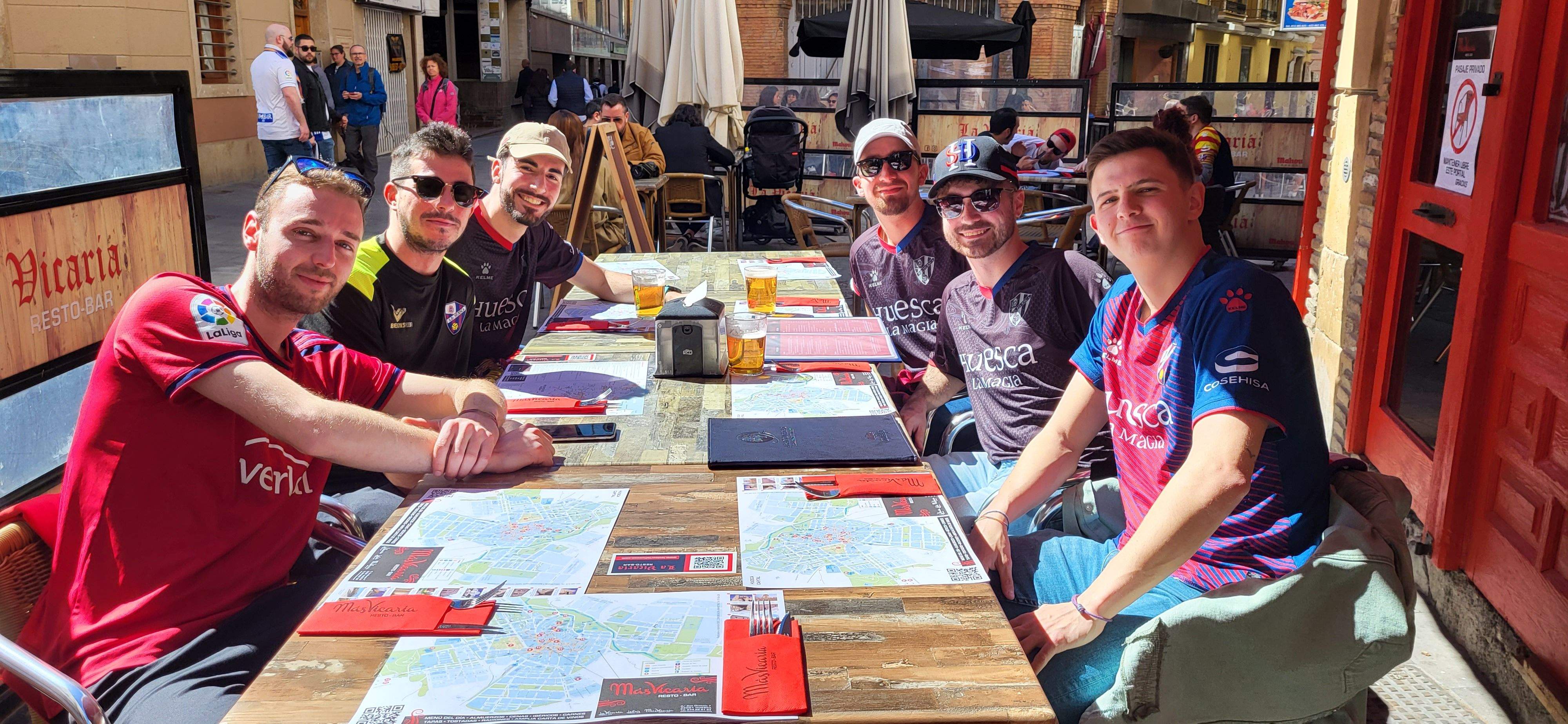  Ambiente previo al derbi del Huesca-Zaragoza en la ciudad.  Foto Mercedes Manterola