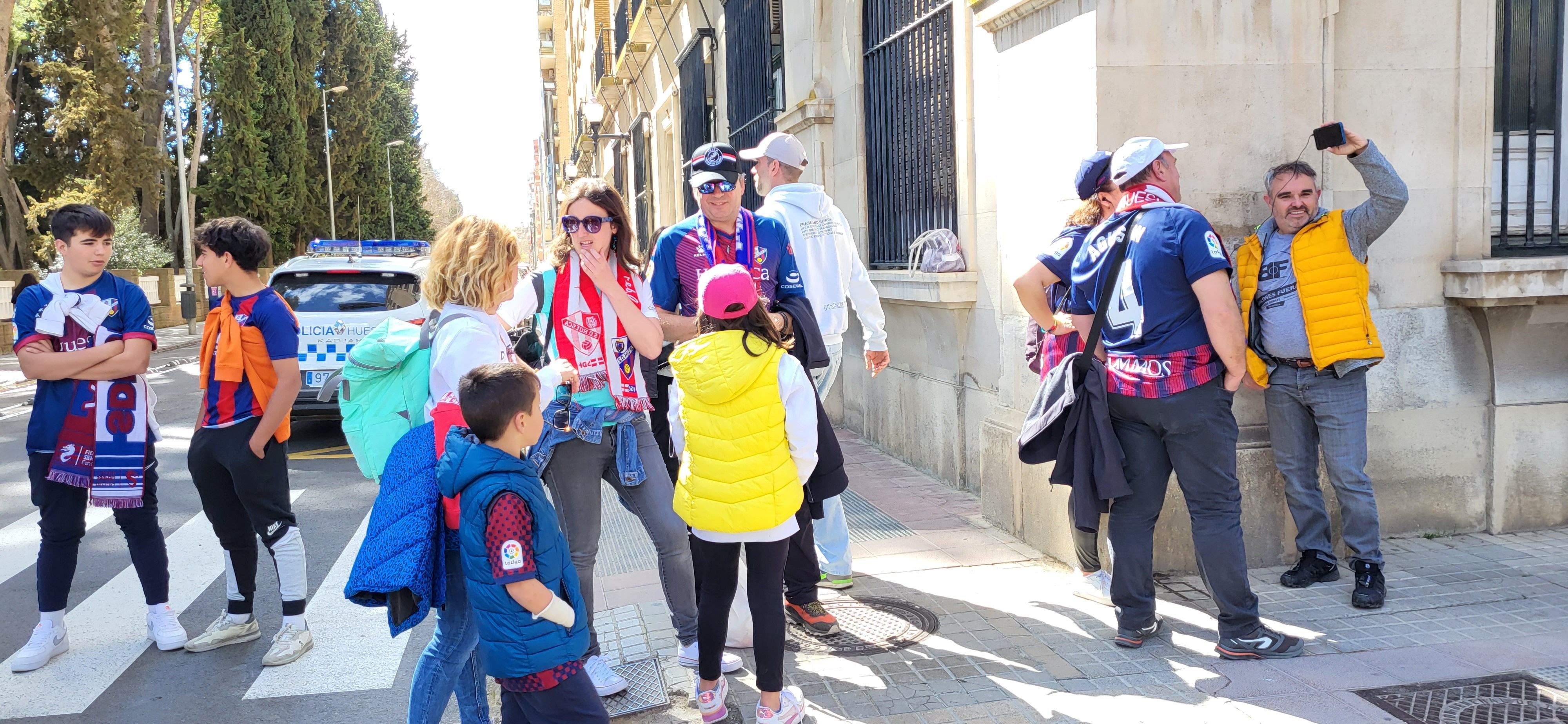 Ambiente previo al derbi del Huesca-Zaragoza en la ciudad.  Foto Mercedes Manterola