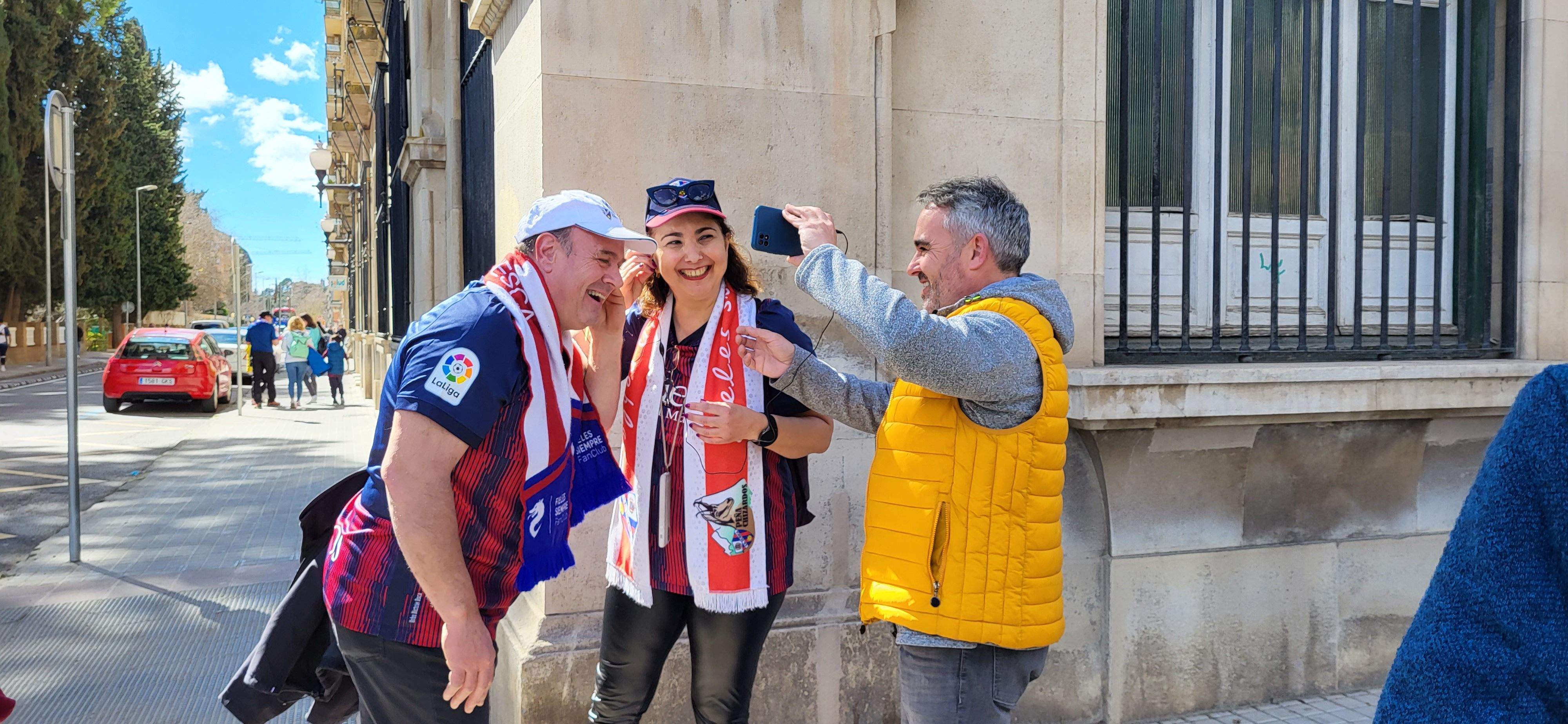 Ambiente previo al derbi del Huesca-Zaragoza en la ciudad.  Foto Mercedes Manterola