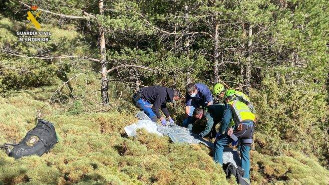 La Guardia Civil prepara la evacuación del cadáver. La Guardia Civil prepara la evacuación del cadáver.