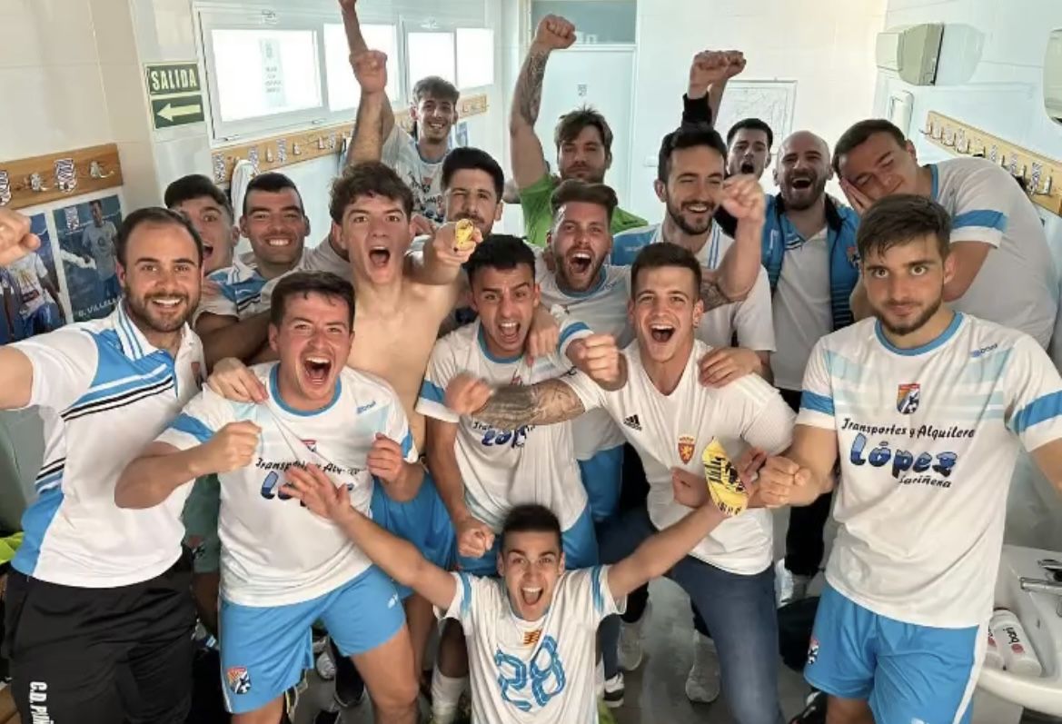 Jugadores del Peñas Sariñena celebran la victoria ante el Estadilla tras lograr una remontada. 