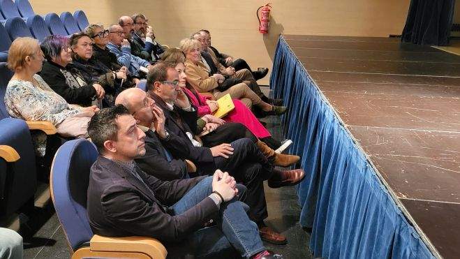 Primera fila de los asistentes a la presentación del proyecto del centro de salud. Foto Myriam Martínez