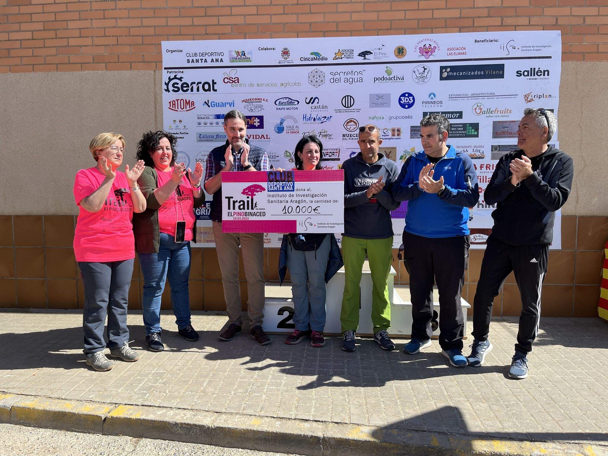 La Trail Solidaria El Pino entregó un cheque de 10.000 euros a la lucha contra el cáncer.