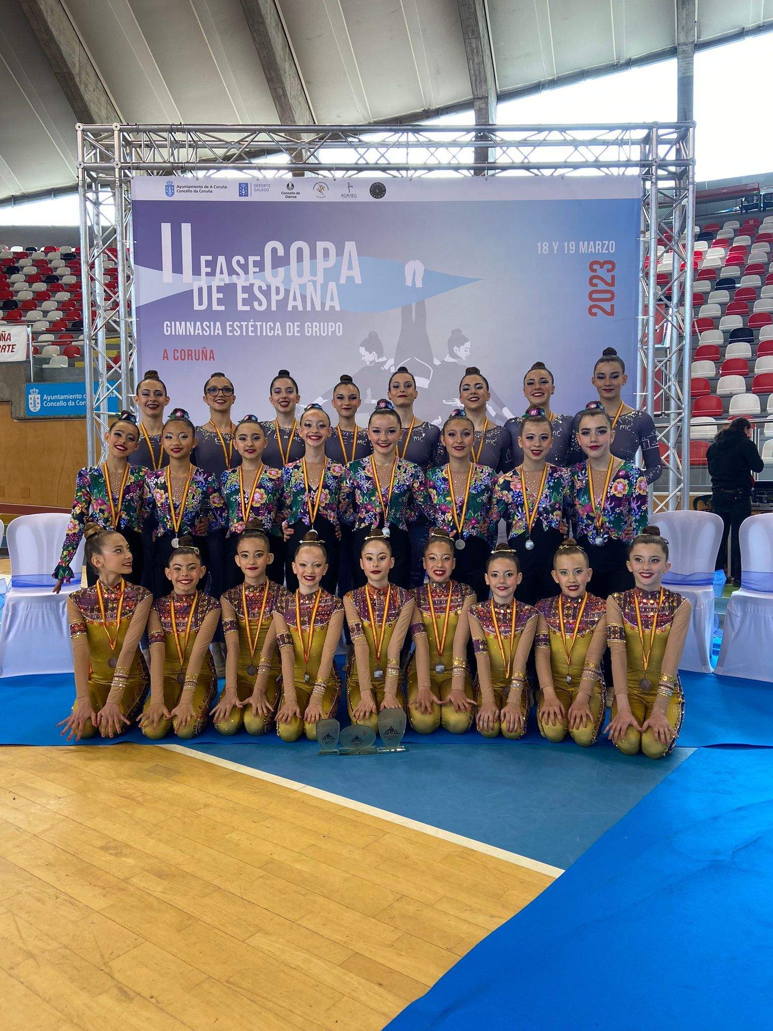 Club 2000 Barbastro en A Coruña con sus tres equipos sobre el tapiz y las medallas obtenidas.