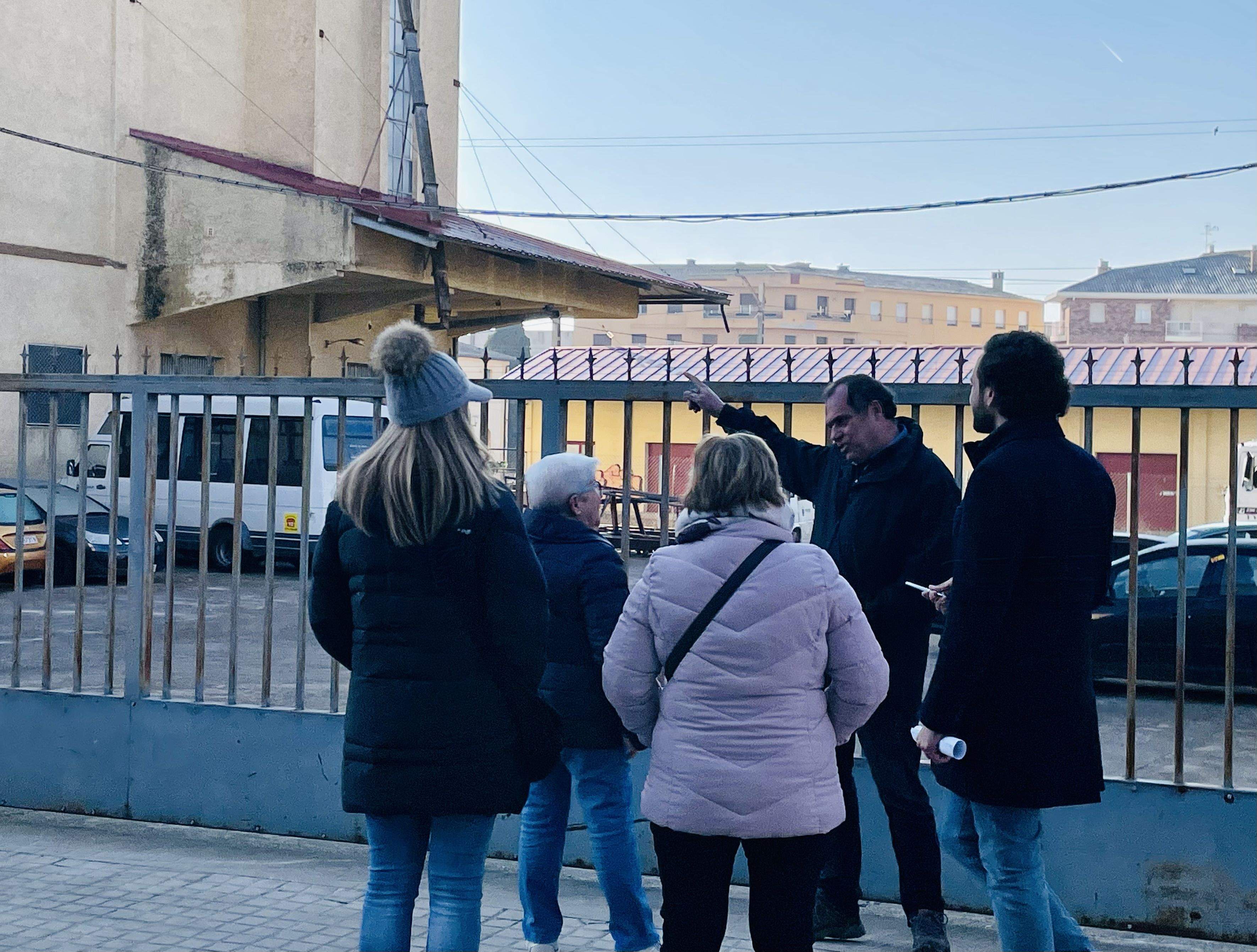 Claver y Sarrado con miembros de la entidad vecinal visitaron la nueva zona de aparcamiento.
