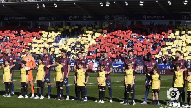 Momento de la salida de los jugadores del Huesca y Real Zaragoza al estadio de El Alcoraz. Foto: LaLiga