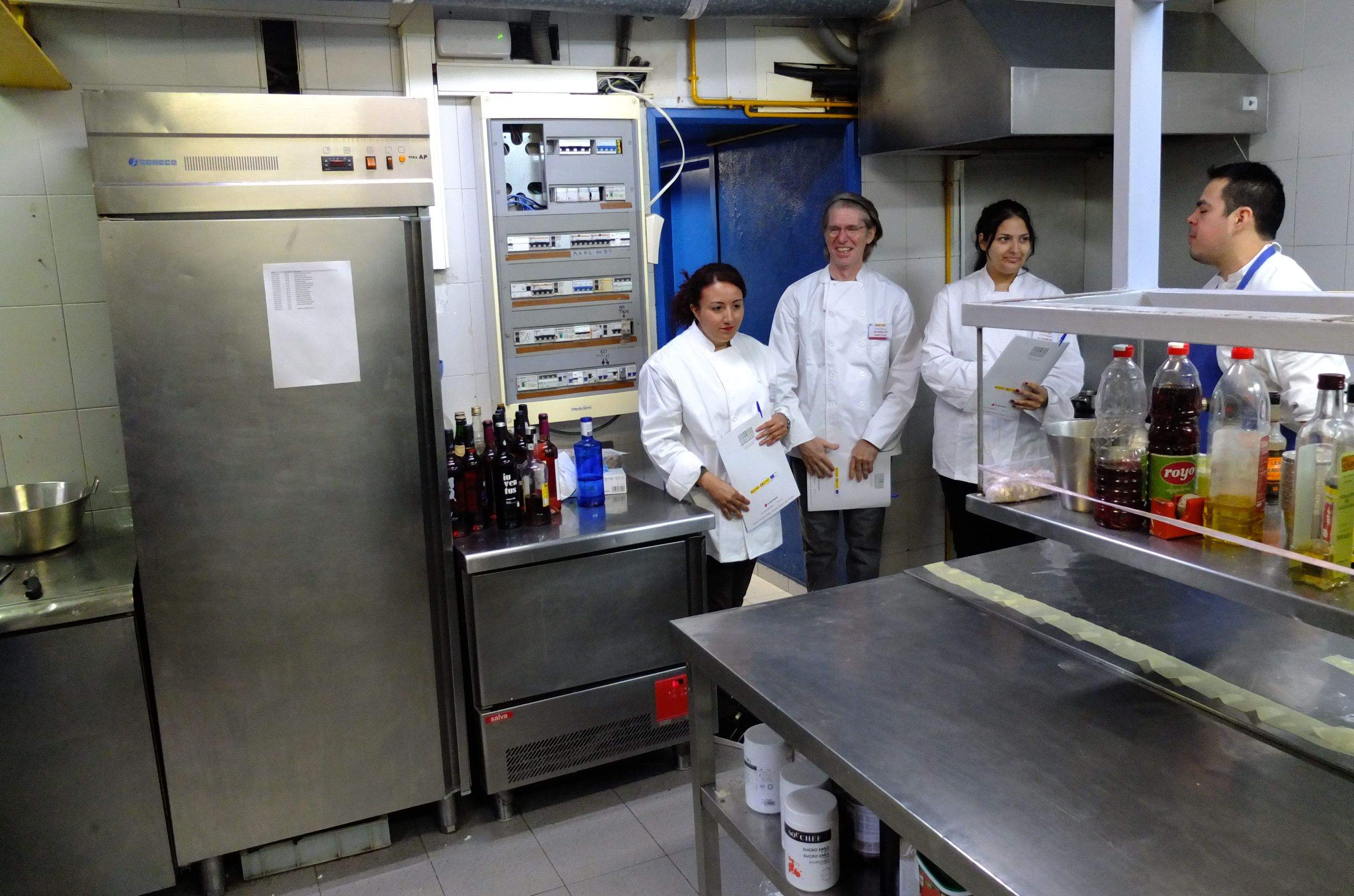 Los tres nuevos alumnos en la cocina del Lillas Pastia.