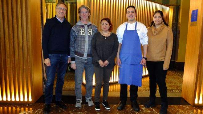 Los alumnos con su supervisor en el restaurante y Carmelo Bosque. Los alumnos con su supervisor en el restaurante y Carmelo Bosque.