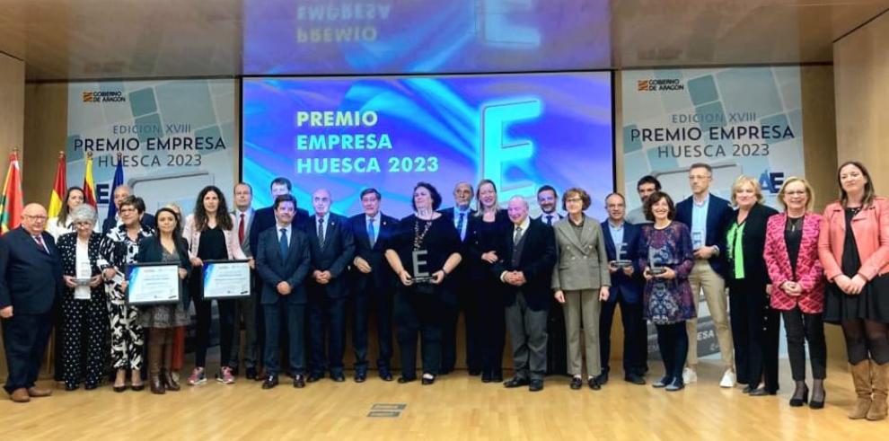 Foto de grupo de galardonados y autoridades en el Premio Empresa Huesca