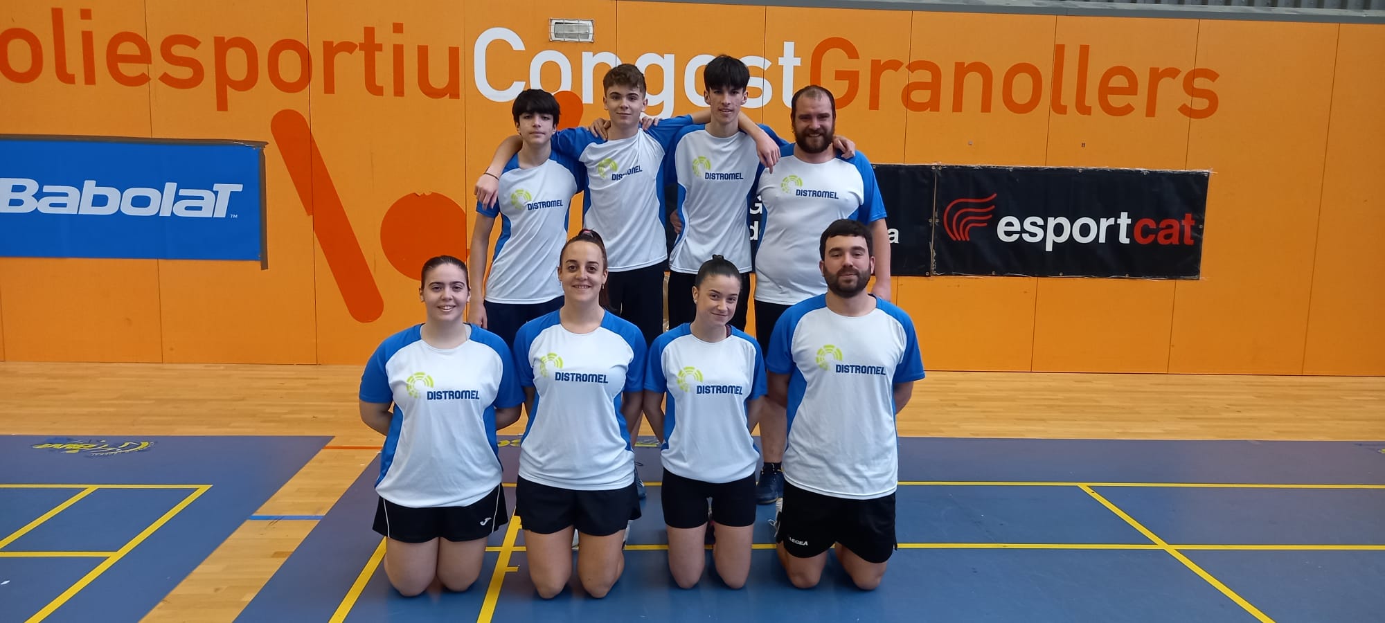 Representación del Club Bádminton Binéfar. Por arriba: Miguel Nieto, Hugo Montiu, Diego Nieto y Mario Marco. Por abajo: María Aznar, Isa Domec, Tania Folch y Raúl Capdevila.