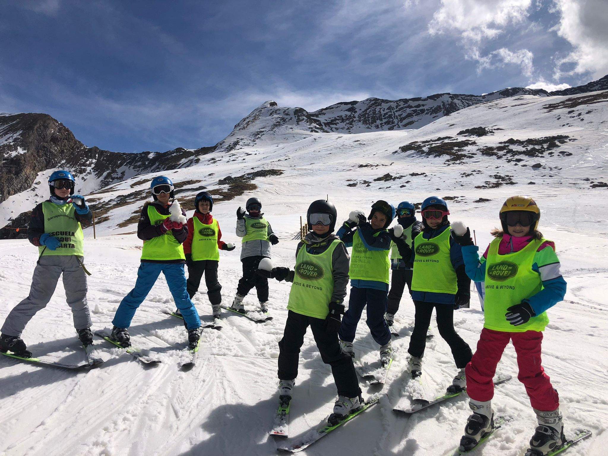 Escolares de la Ribagorza disfrutan del esquí.