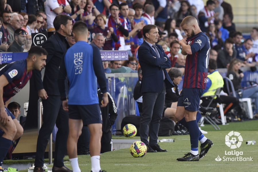 Jorge Pulido, expulsado, enfila el camino de vestuarios tras ver la roja ante el Real Zaragoza. Foto: LaLiga