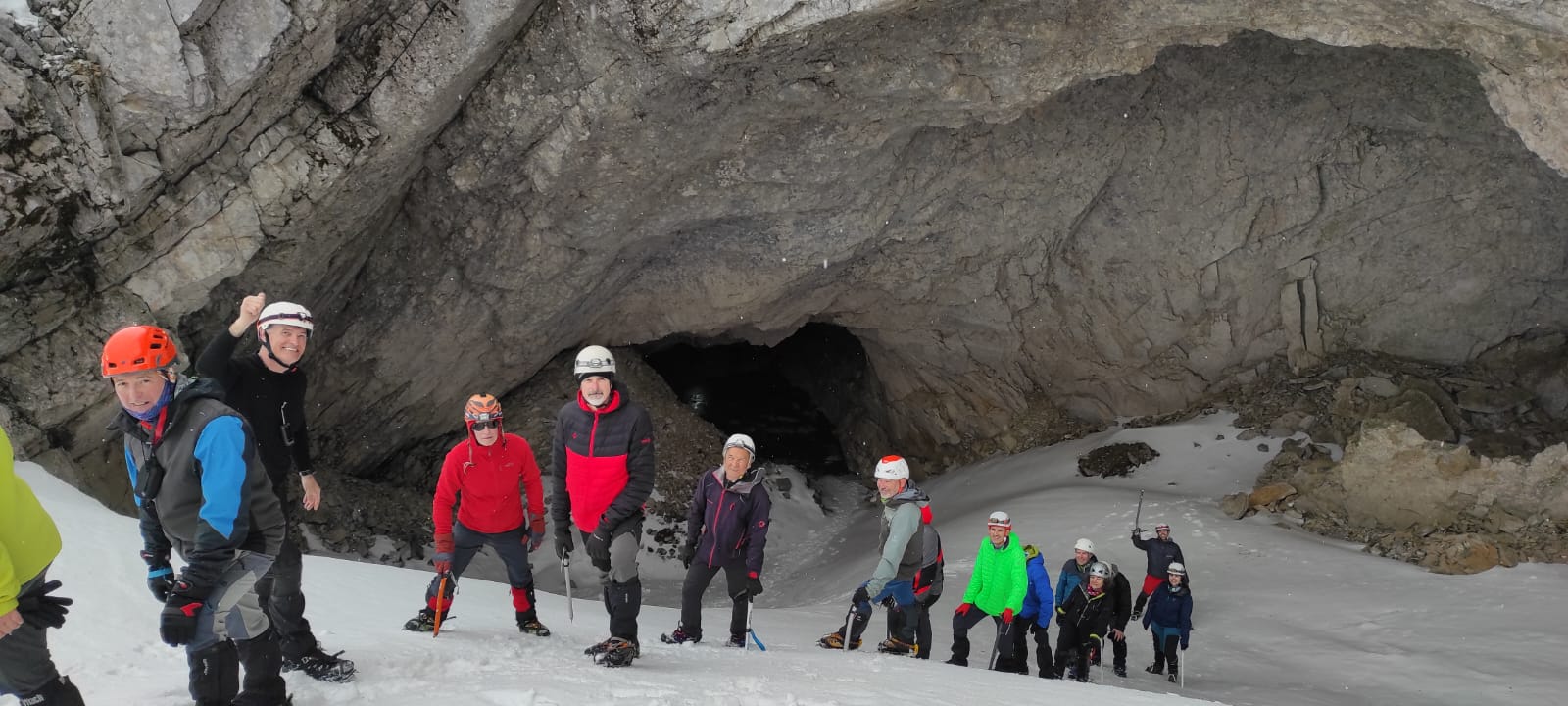 El grupo de 19 montañeros de la sección de alta montaña de Peña Guara llamada Travesías Pirenaicas