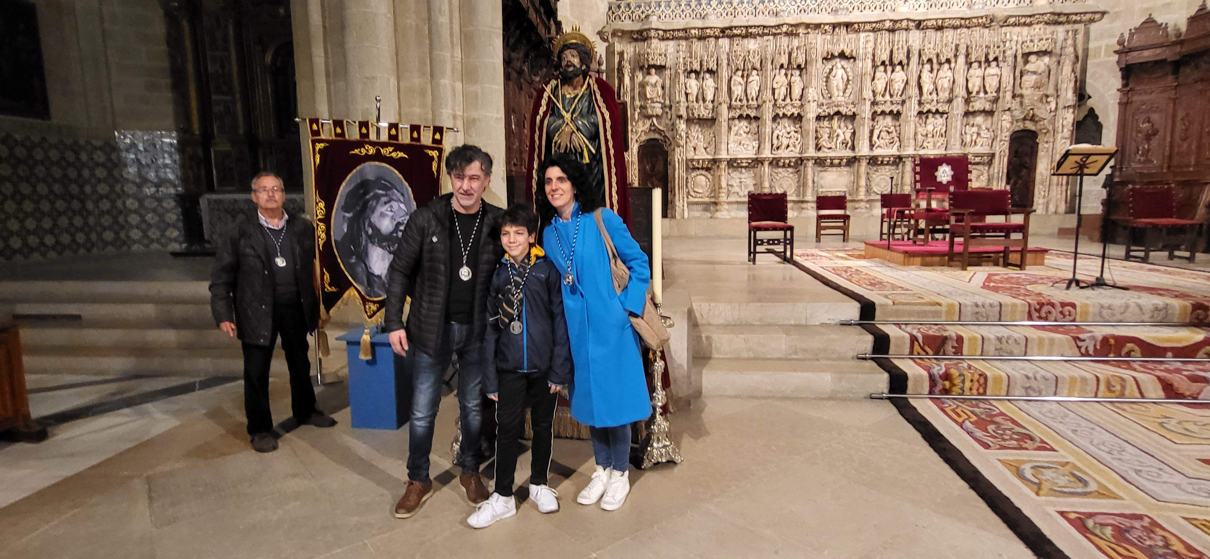 Misa de duelo con saetas e imposición de nuevos Cofrades del Cristo de los Gitanos