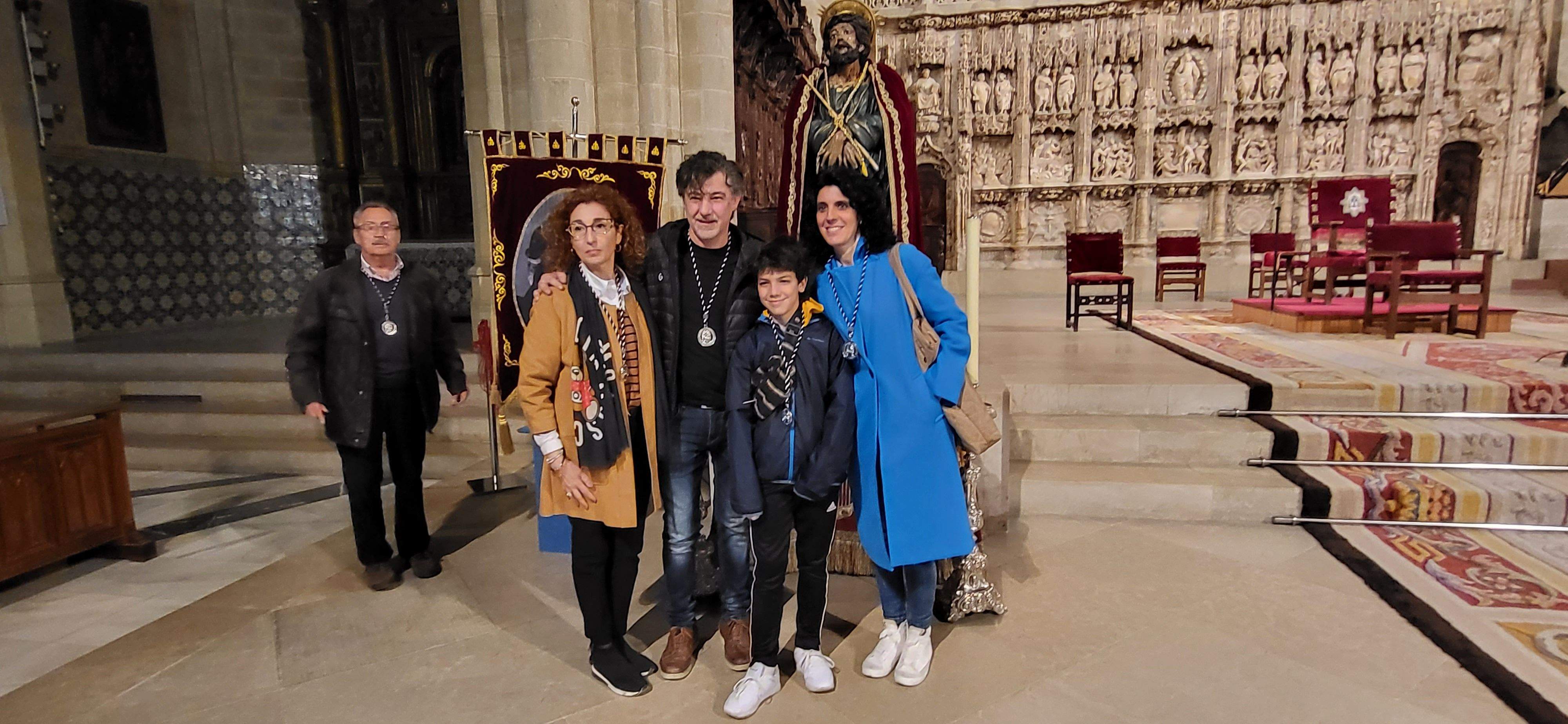 Misa de duelo con saetas e imposición de nuevos Cofrades del Cristo de los Gitanos