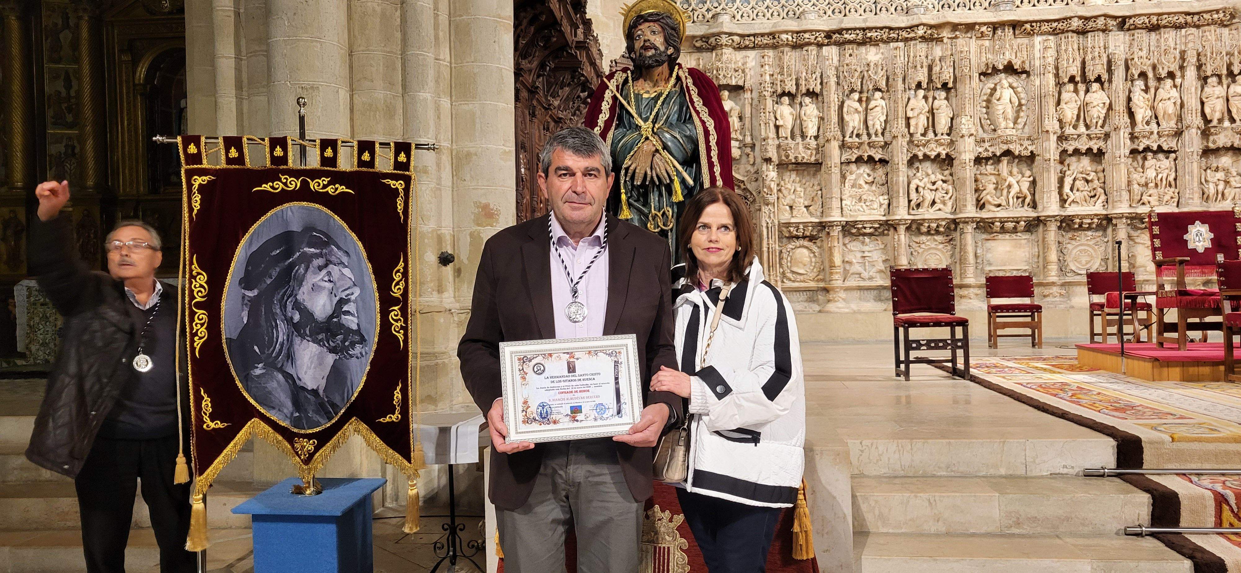 Misa de duelo con saetas e imposición de nuevos Cofrades del Cristo de los Gitanos