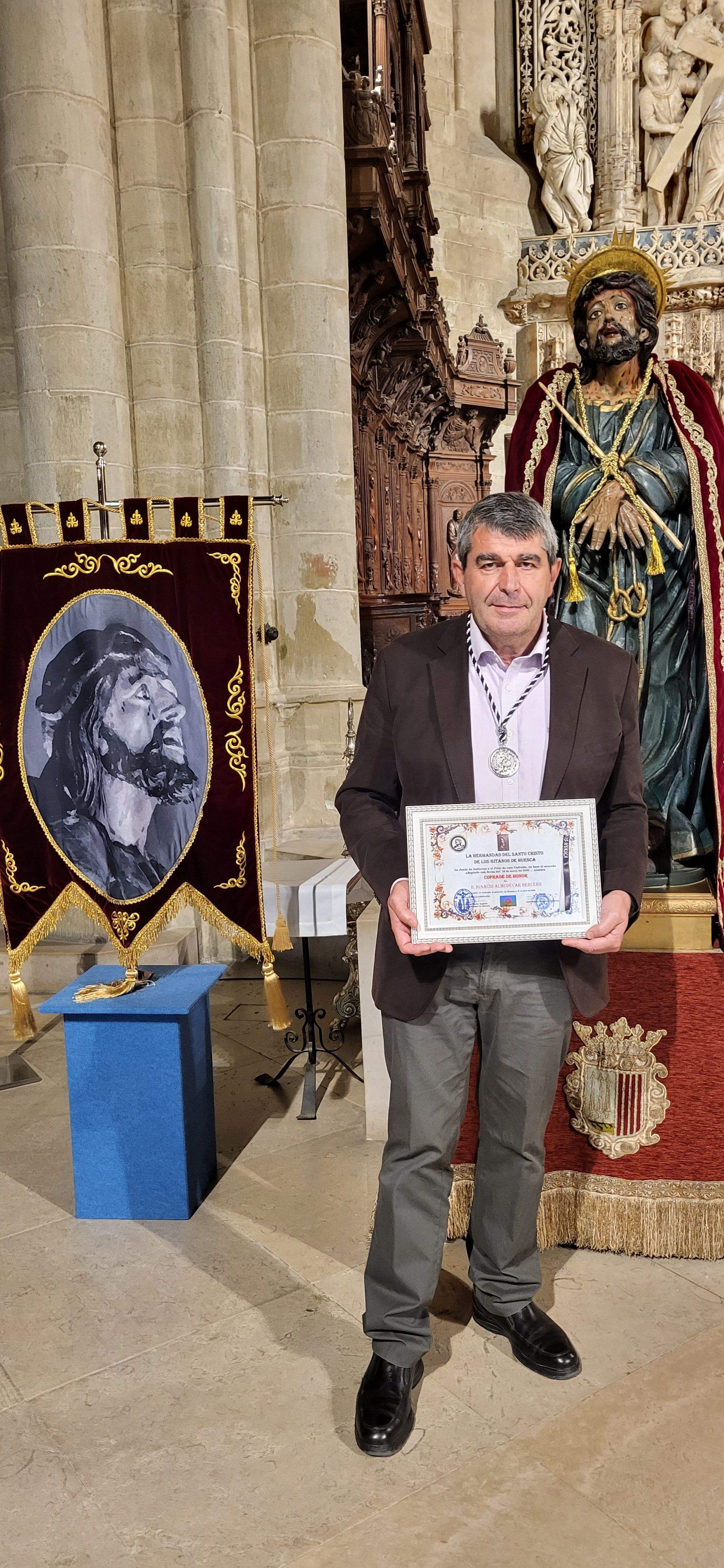 Misa de duelo con saetas e imposición de nuevos Cofrades del Cristo de los Gitanos