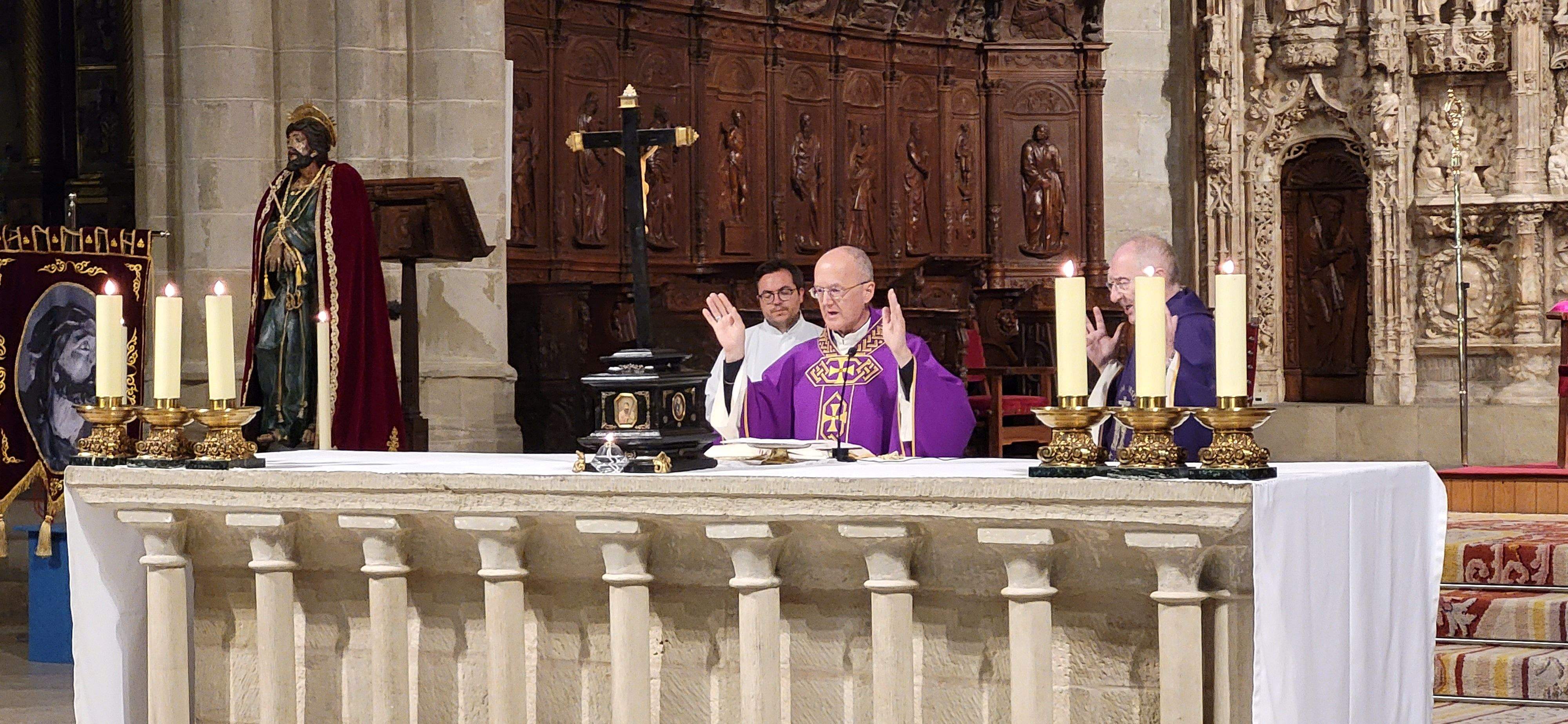 Misa de duelo con saetas e imposición de nuevos Cofrades del Cristo de los Gitanos