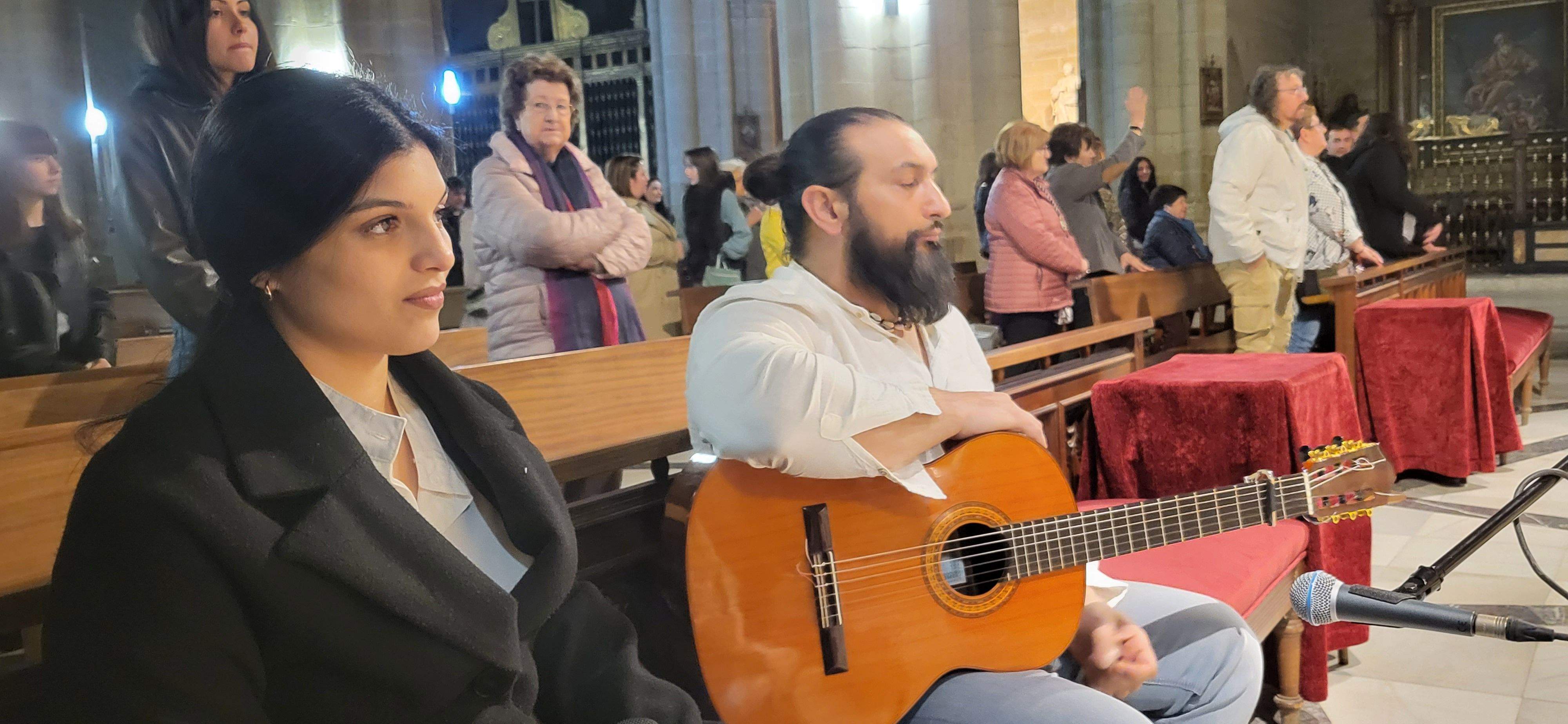 Misa de duelo con saetas e imposición de nuevos Cofrades del Cristo de los Gitanos