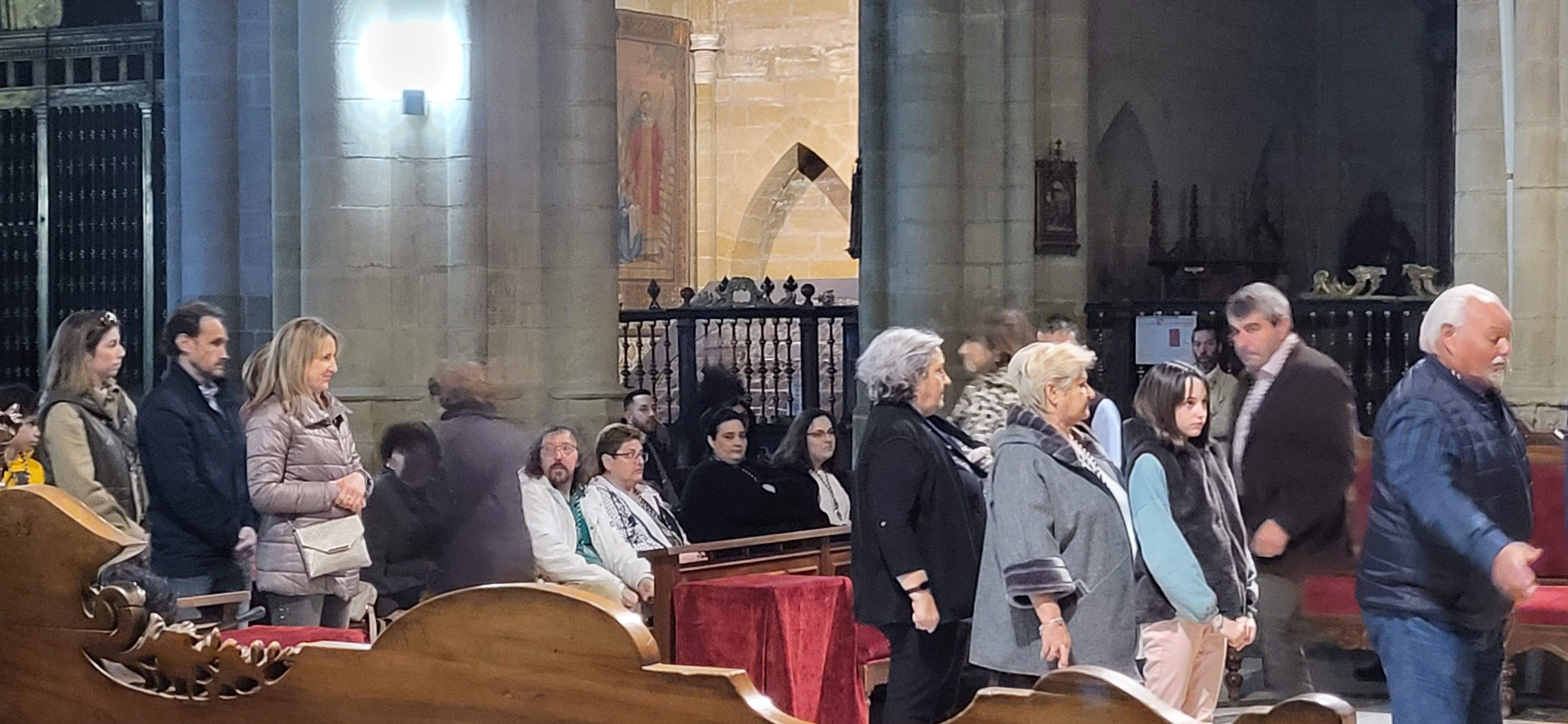 Misa de duelo con saetas e imposición de nuevos Cofrades del Cristo de los Gitanos