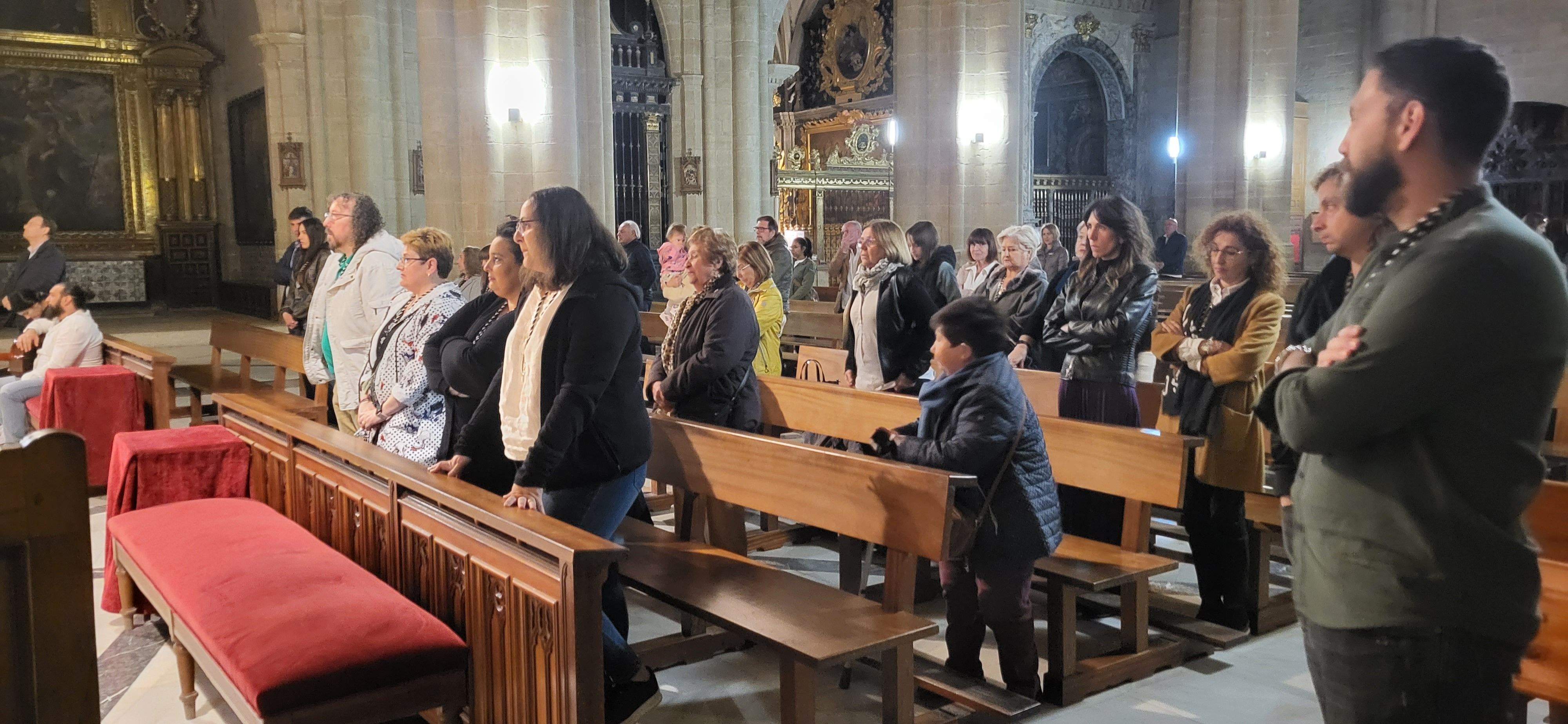 Misa de duelo con saetas e imposición de nuevos Cofrades del Cristo de los Gitanos