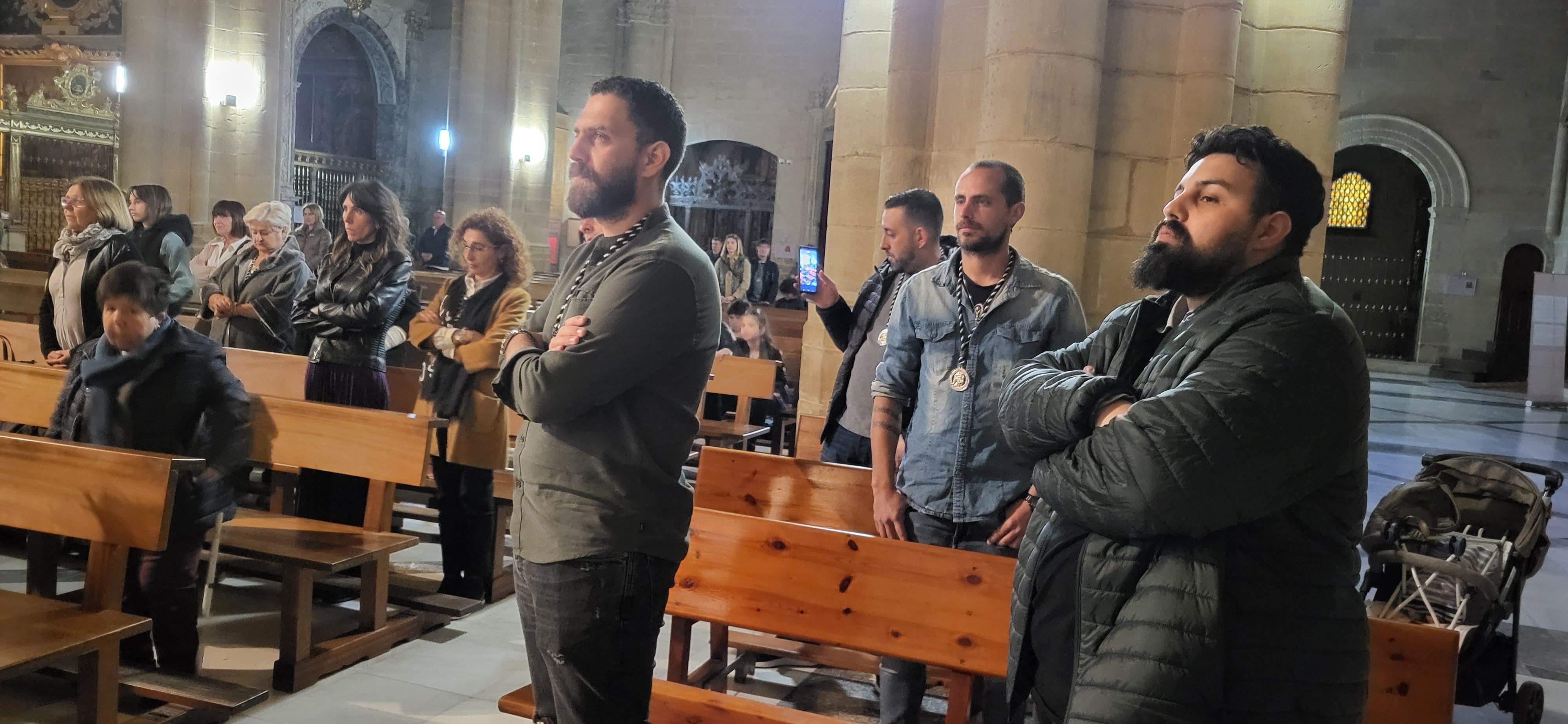 Misa de duelo con saetas e imposición de nuevos Cofrades del Cristo de los Gitanos