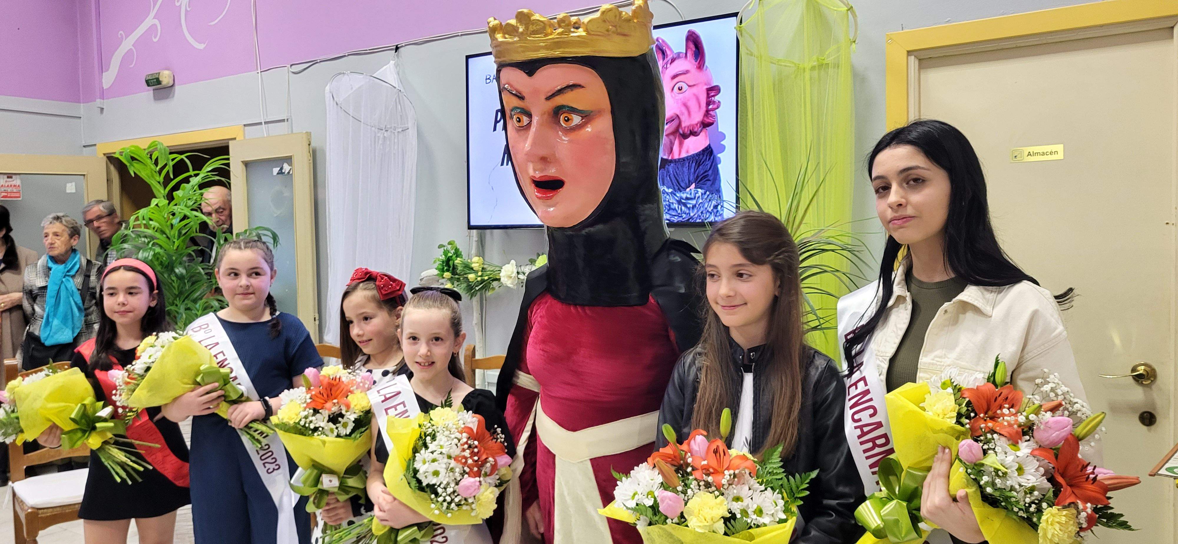 La reina, nuevo cabezudo del barrio, con las mairalesas infantiles y mayor de La Encarnación.