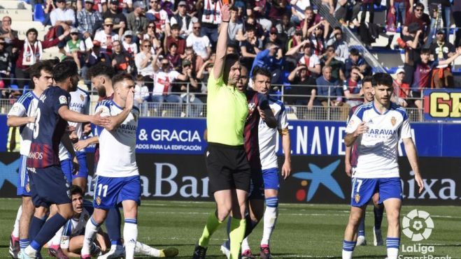 López Toca muestra la roja a Jorge Pulido en el derbi ante el Zaragoza. Foto: LaLiga